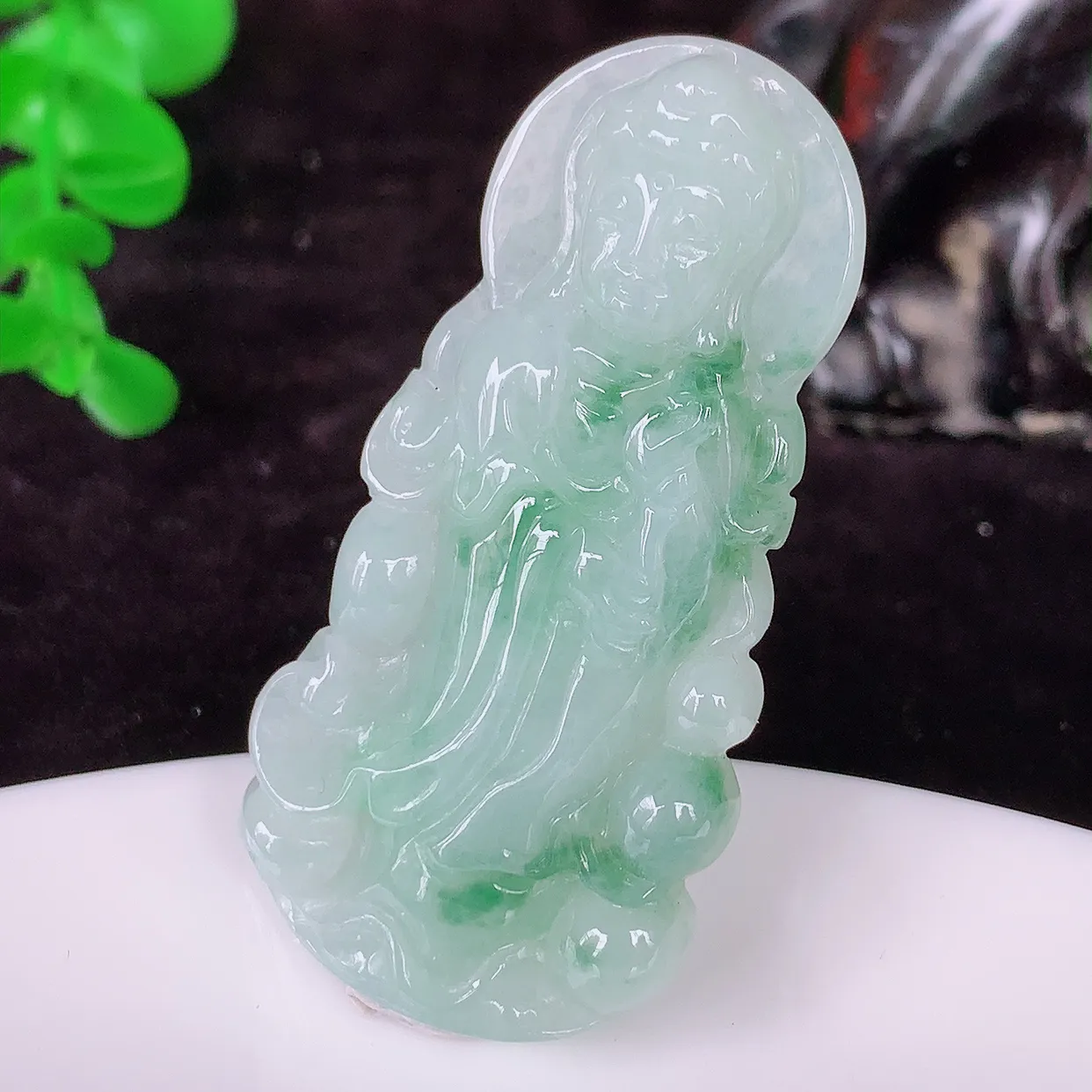 自然光实拍，冰润飘花观音吊坠，赐福翡翠观音，翠绿迷人，观音面相端庄， 佩戴时尚出众！#57.19