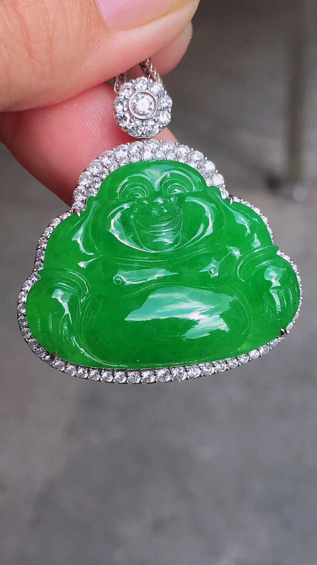 阳绿佛公吊坠，色泽均匀艳丽，玉质细腻，荧光感超
强，饱满圆润，气质满满。18k
金豪华镶嵌