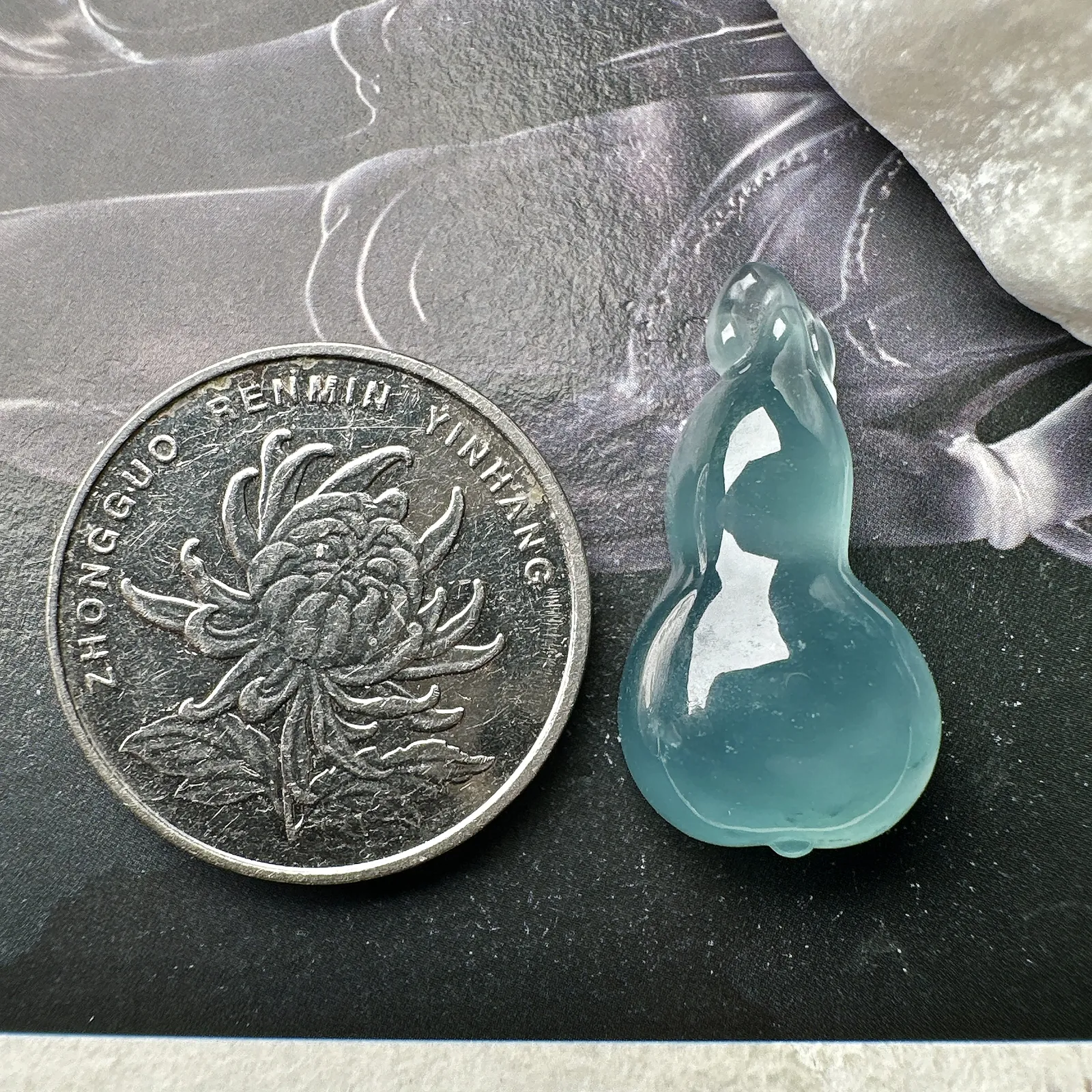 【冰种葫芦裸石】蓝色色泽，老坑料，质地非常细腻，纯净度很高，通透度很好，起刚起荧光，收藏品质