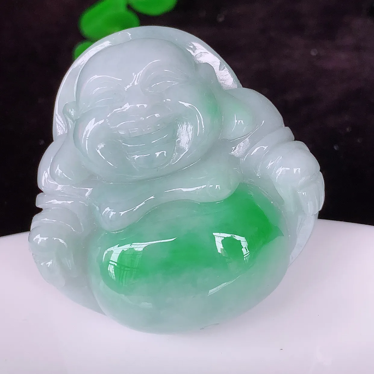 自然光实拍，大件饱满飘绿翡翠佛公吊坠，饱满， 佛公亦保平安，寓意有福（佛公）相伴， 配戴优雅迷人！#