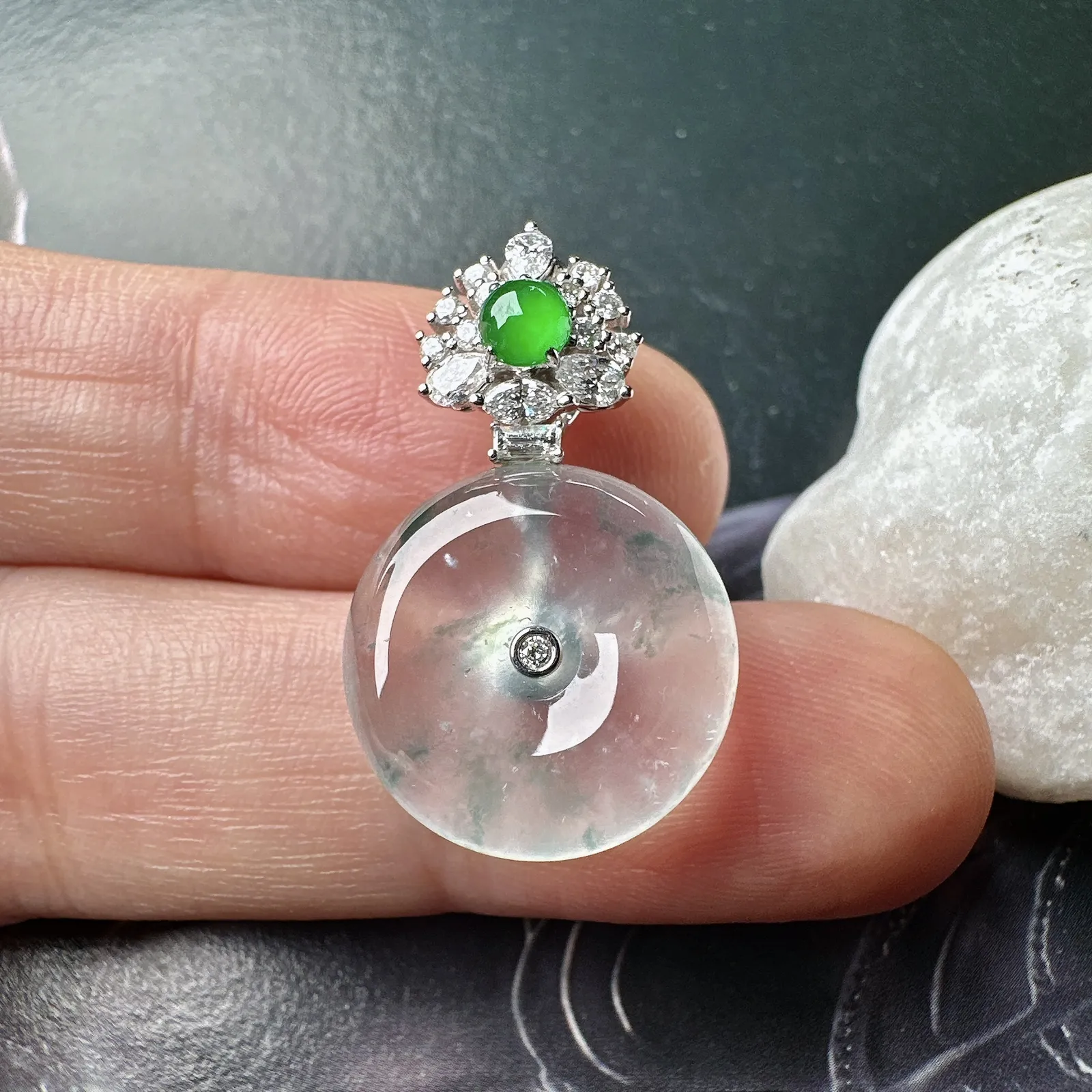 【玻璃种飘花平安扣】起光的料子，晶莹剔透，厚度上乘，佩戴佳品。18k金钻镶嵌，裸石尺寸15.9*5.