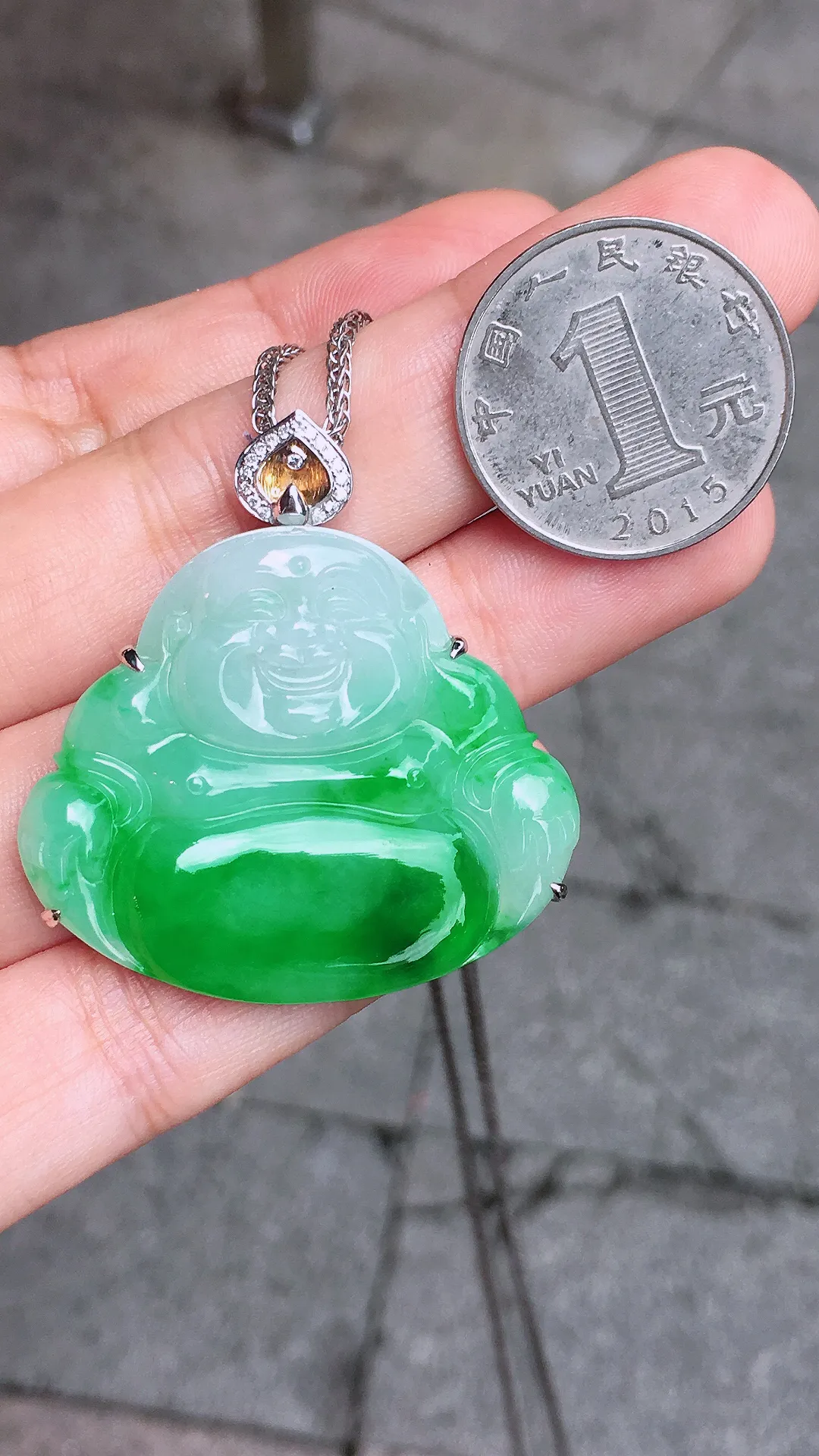 飘绿佛公吊坠，色泽艳丽，玉质细腻，荧光感超
强，饱满圆润，气质满满。18k
金豪华镶嵌
