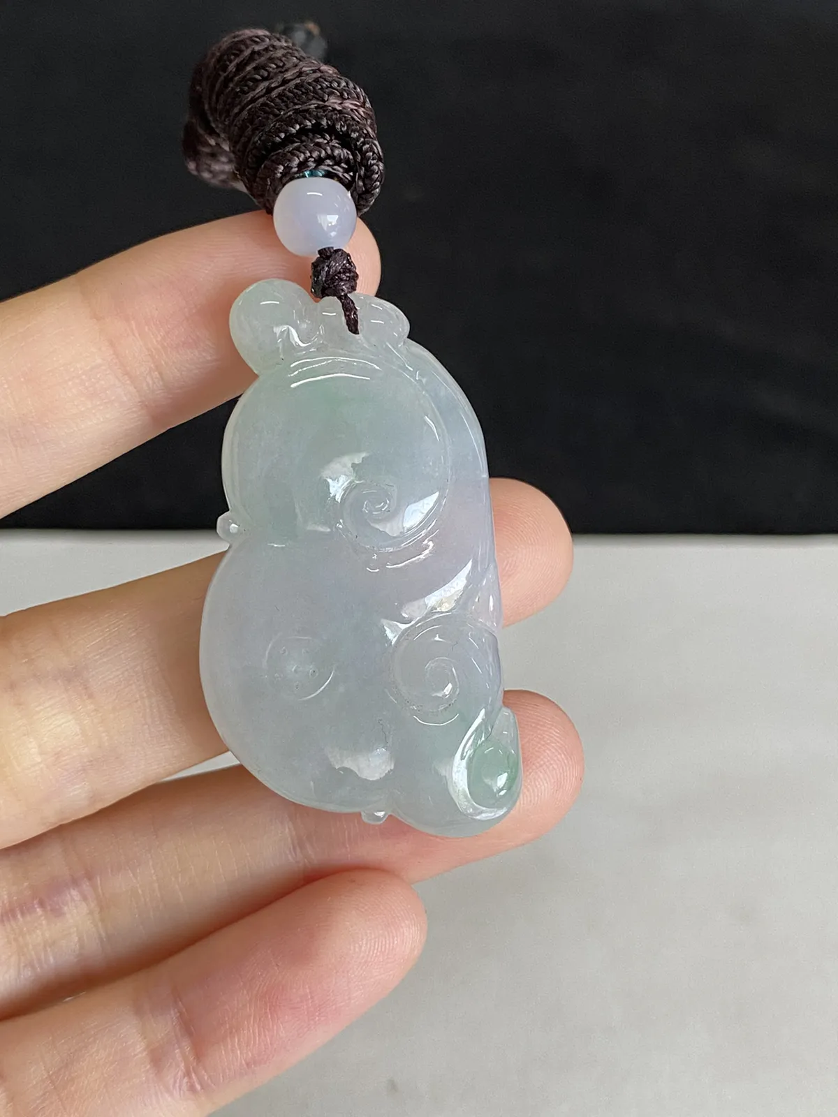 翡翠冰糯种淡绿色吊坠，配珠未测