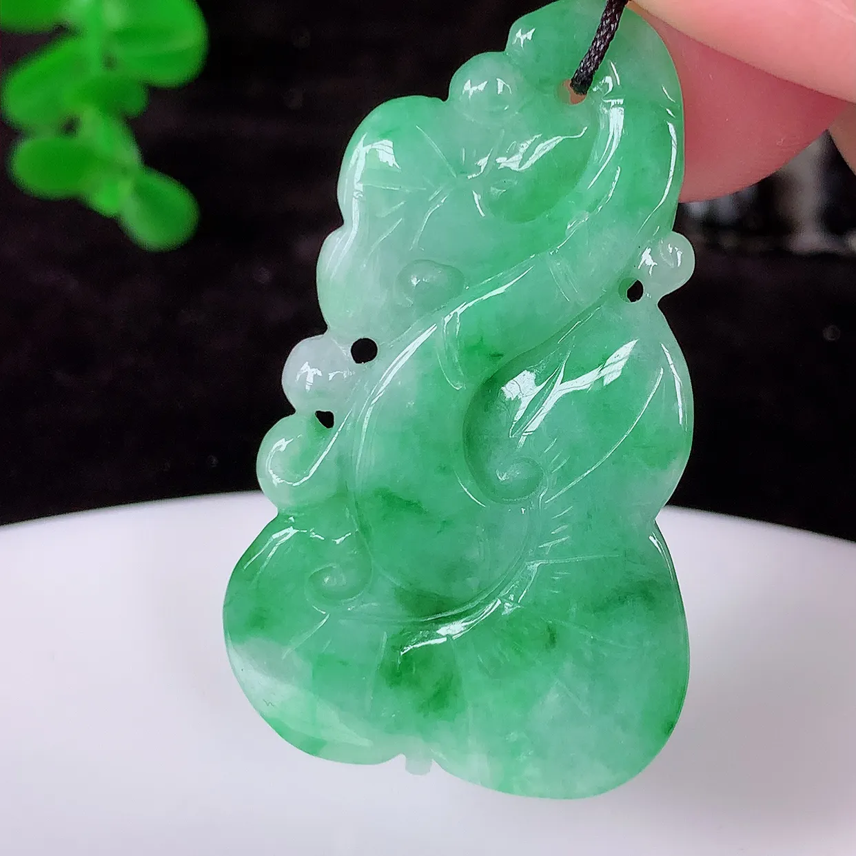 自然光实拍，冰润飘绿如意吊坠，翡翠如意，上身效果非常美，饱满大气，工艺美，万事如意， 如意一生 #57.19