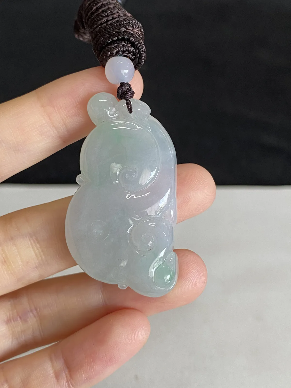 翡翠冰糯种淡绿色吊坠，配珠未测