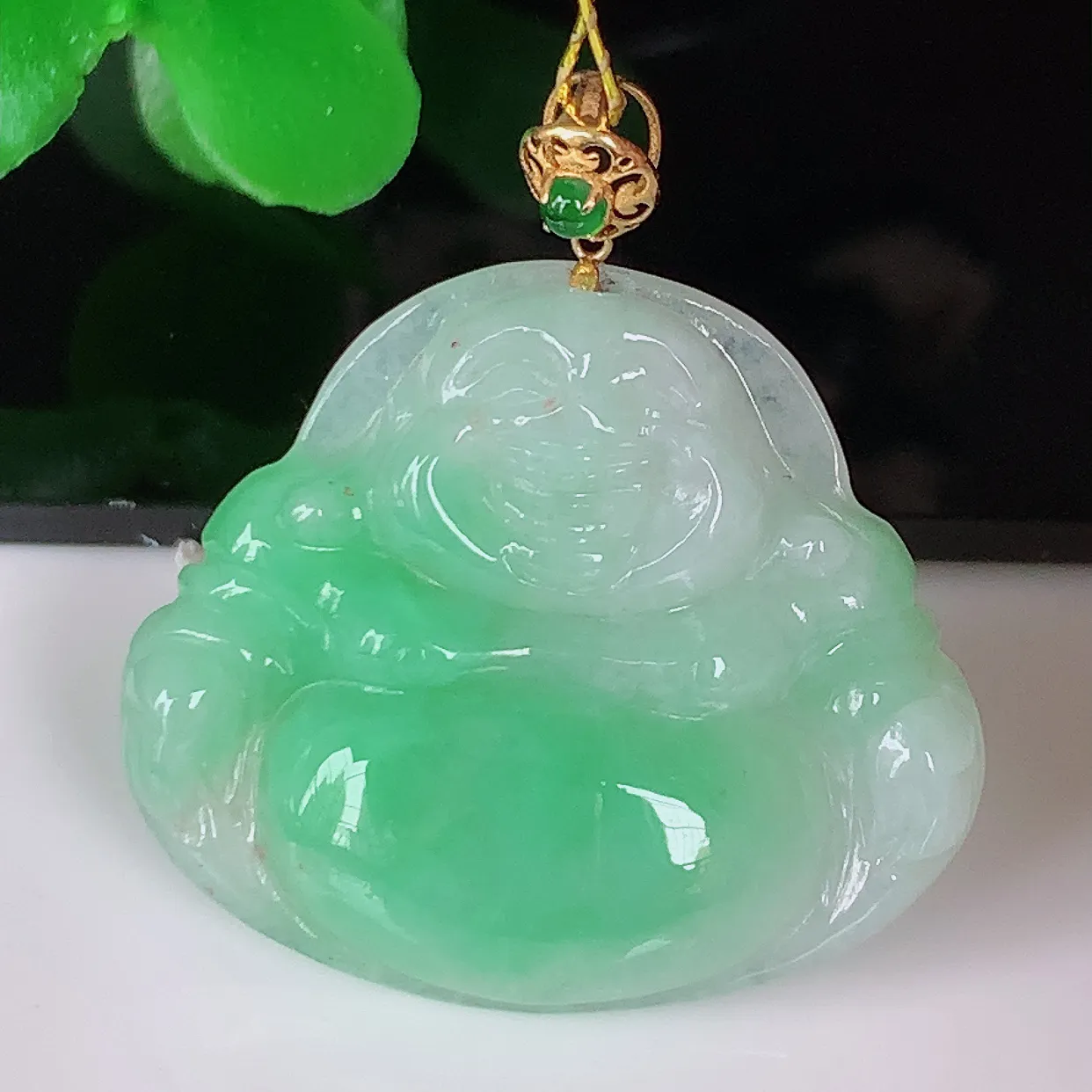 18K金镶嵌冰润飘绿翡翠佛公吊坠，翡翠笑佛，饱满，开脸喜庆， 配戴优雅迷人！#57.19