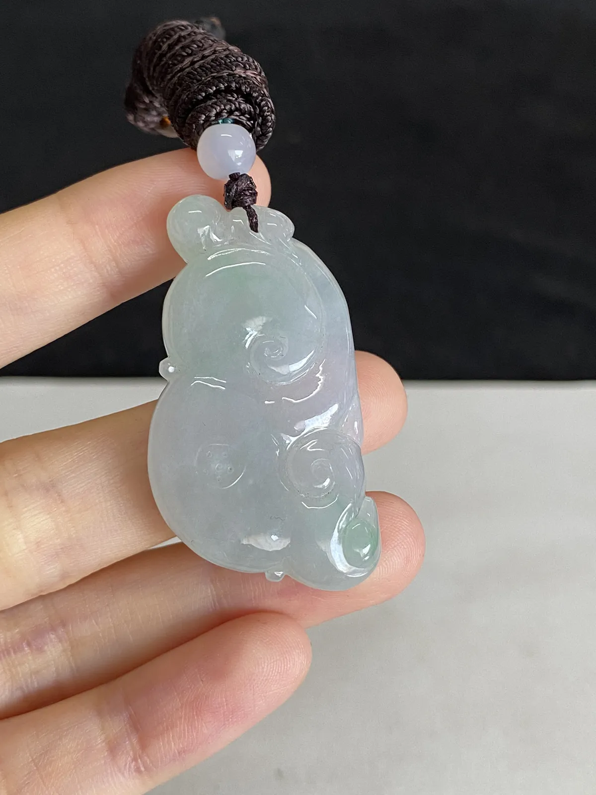 翡翠冰糯种淡绿色吊坠，配珠未测