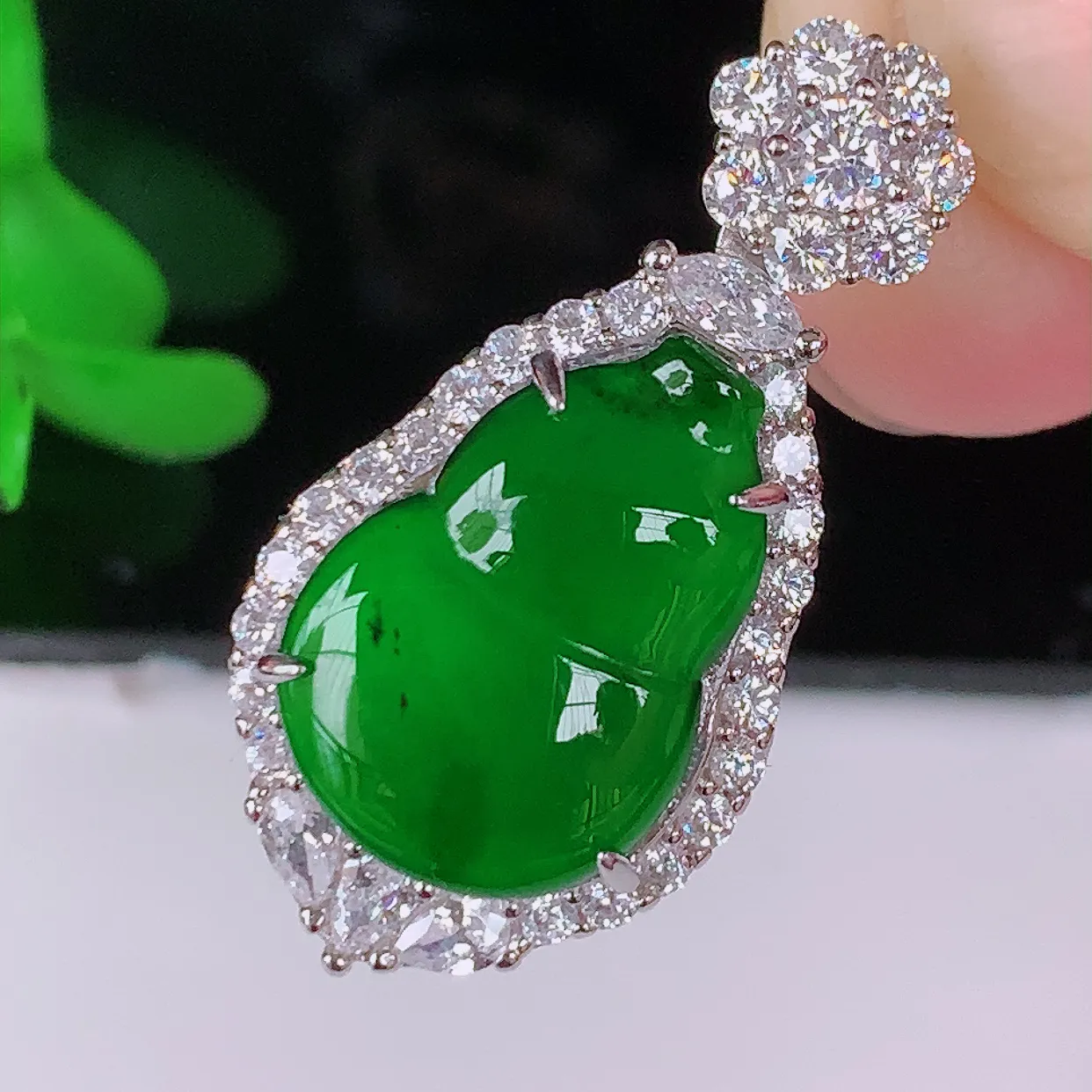 冰透满绿葫芦翡翠925银镶嵌吊坠，自然光实拍，翠色灵动，颜色漂亮，种老水足，品相佳，佩戴佳品！#97.19整体27*13.5*9.5 裸石14.5*10