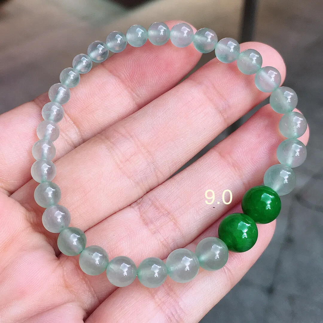 （冰+绿）珠子手串，色泽均匀艳丽，玉质细腻，荧光感超
强，饱满圆润，气质满满。