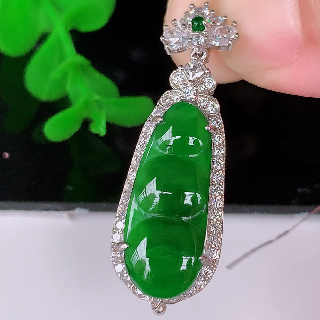 冰透满绿福豆翡翠925银镶嵌吊坠，自然光实拍，翠色灵动，颜色漂亮，种老水足，品相佳，佩戴佳品！#97