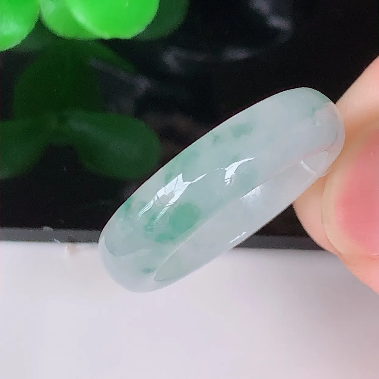 自然光实拍，18mm内径冰飘花翡翠指环，玉戒指，玉质莹润， 好精美好冰润的指环，17圈口，上手纤巧！#49.19