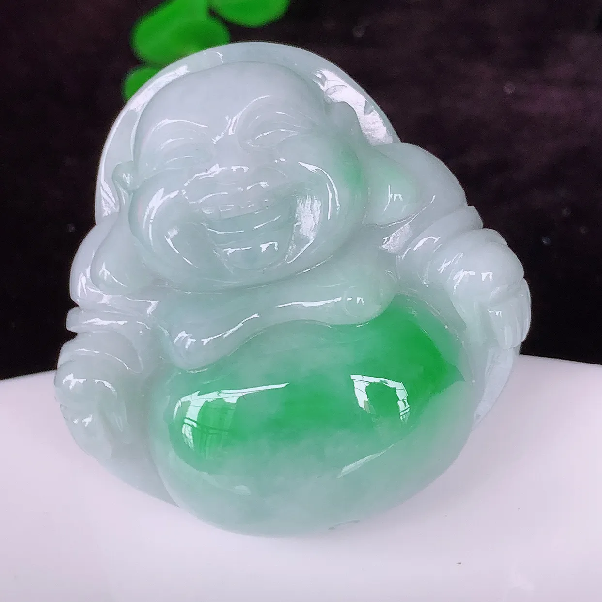 自然光实拍，大件饱满飘绿翡翠佛公吊坠，饱满， 佛公亦保平安，寓意有福（佛公）相伴， 配戴优雅迷人！#57.19