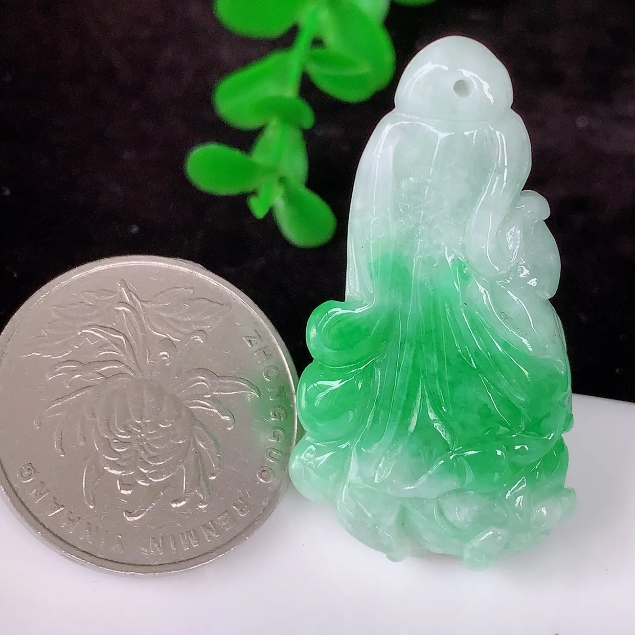 自然光实拍，冰润飘绿招百财翡翠白菜吊坠，百财聚来，财源滚滚，色泽鲜艳，精工水润的白菜， 性价比高！#1.19