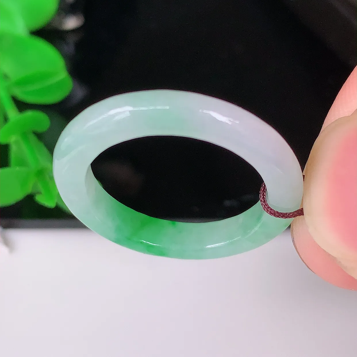 自然光实拍，17.8mm内径飘绿翡翠指环，玉戒指，玉质莹润，好精美好冰润的指环，16圈口， 上手纤巧！#1.19