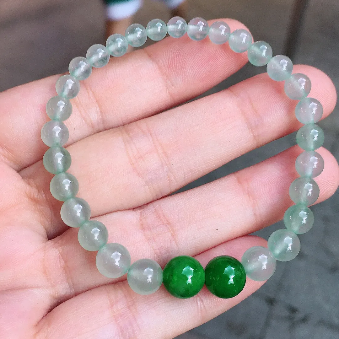 （冰+绿）珠子手串，色泽均匀艳丽，玉质细腻，荧光感超
强，饱满圆润，气质满满。
