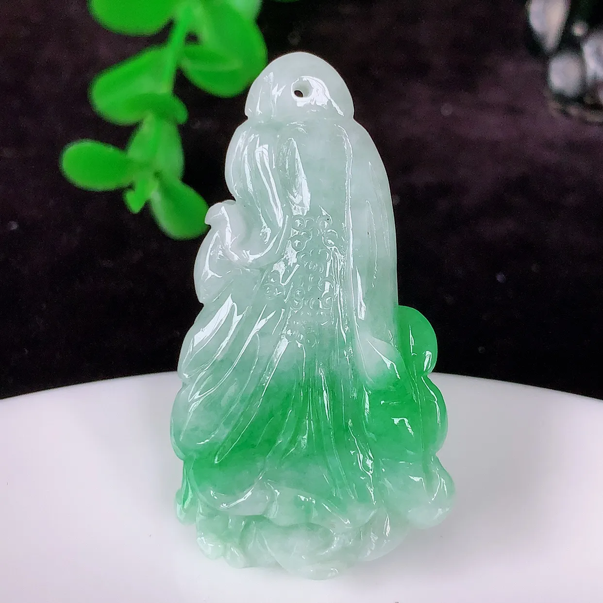 自然光实拍，冰润飘绿招百财翡翠白菜吊坠，百财聚来，财源滚滚，色泽鲜艳，精工水润的白菜， 性价比高！#1.19