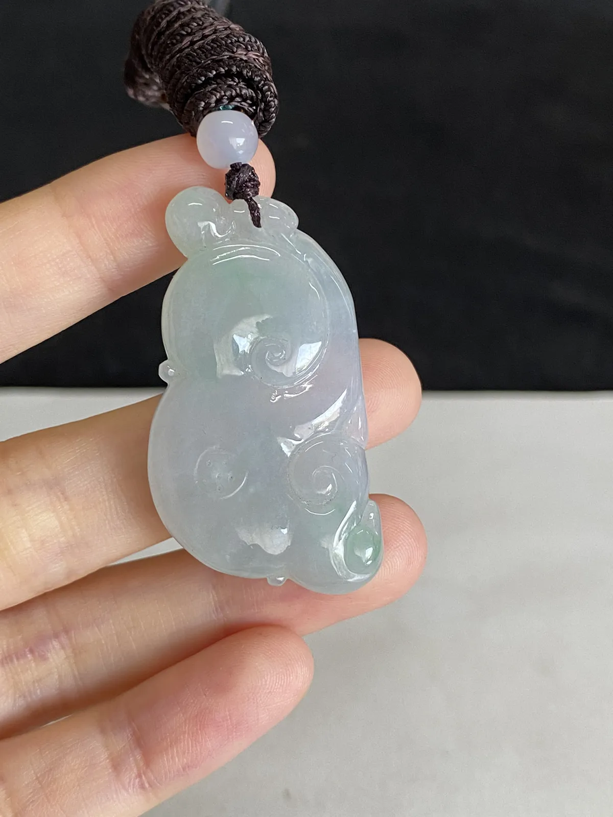 翡翠冰糯种淡绿色吊坠，配珠未测