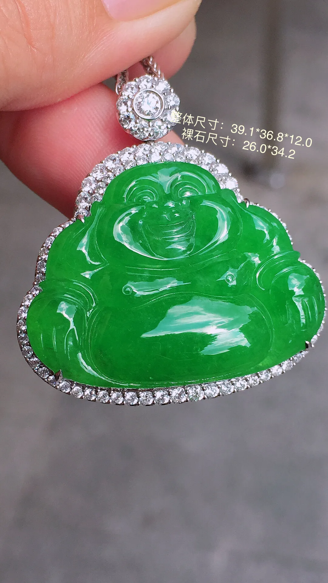 阳绿佛公吊坠，色泽均匀艳丽，玉质细腻，荧光感超
强，饱满圆润，气质满满。18k
金豪华镶嵌