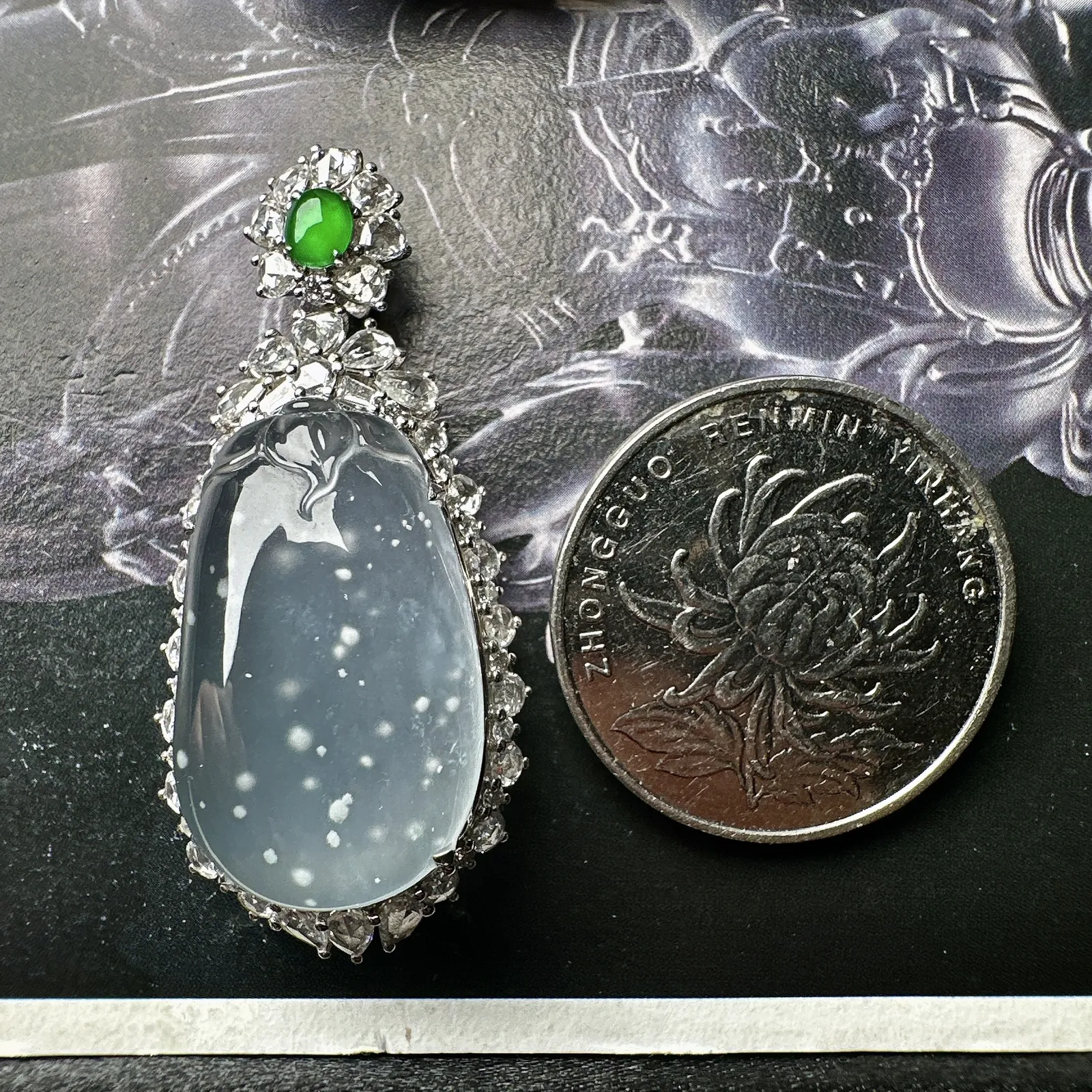 【冰种福瓜吊坠】雪花棉老料，种水上乘，晶莹剔透，纯净通透，莹光感很强。18k金钻镶嵌，裸石尺寸24.7*14.9*6.4毫米
