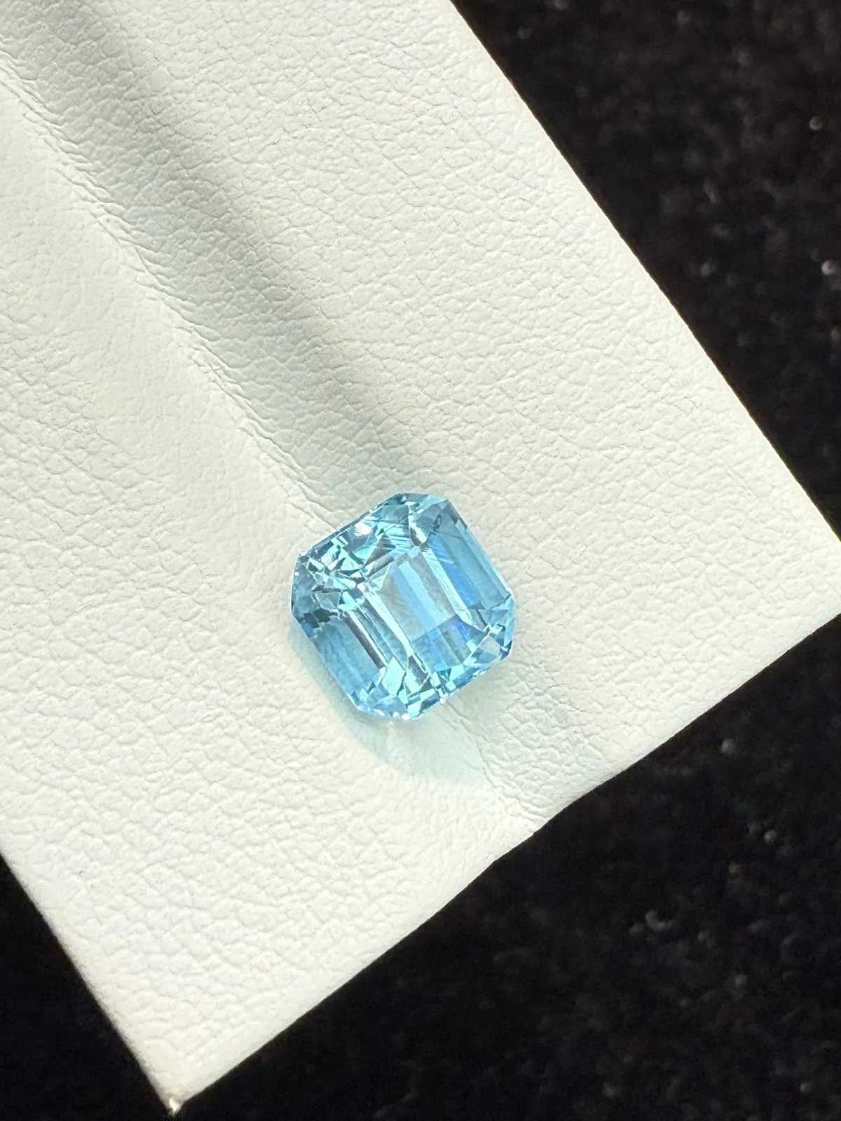 1.76ct天然圣玛利亚海蓝宝裸石，尺寸7*6.8*5.7mm，颜色美艳 ，晶体通透，火彩足
