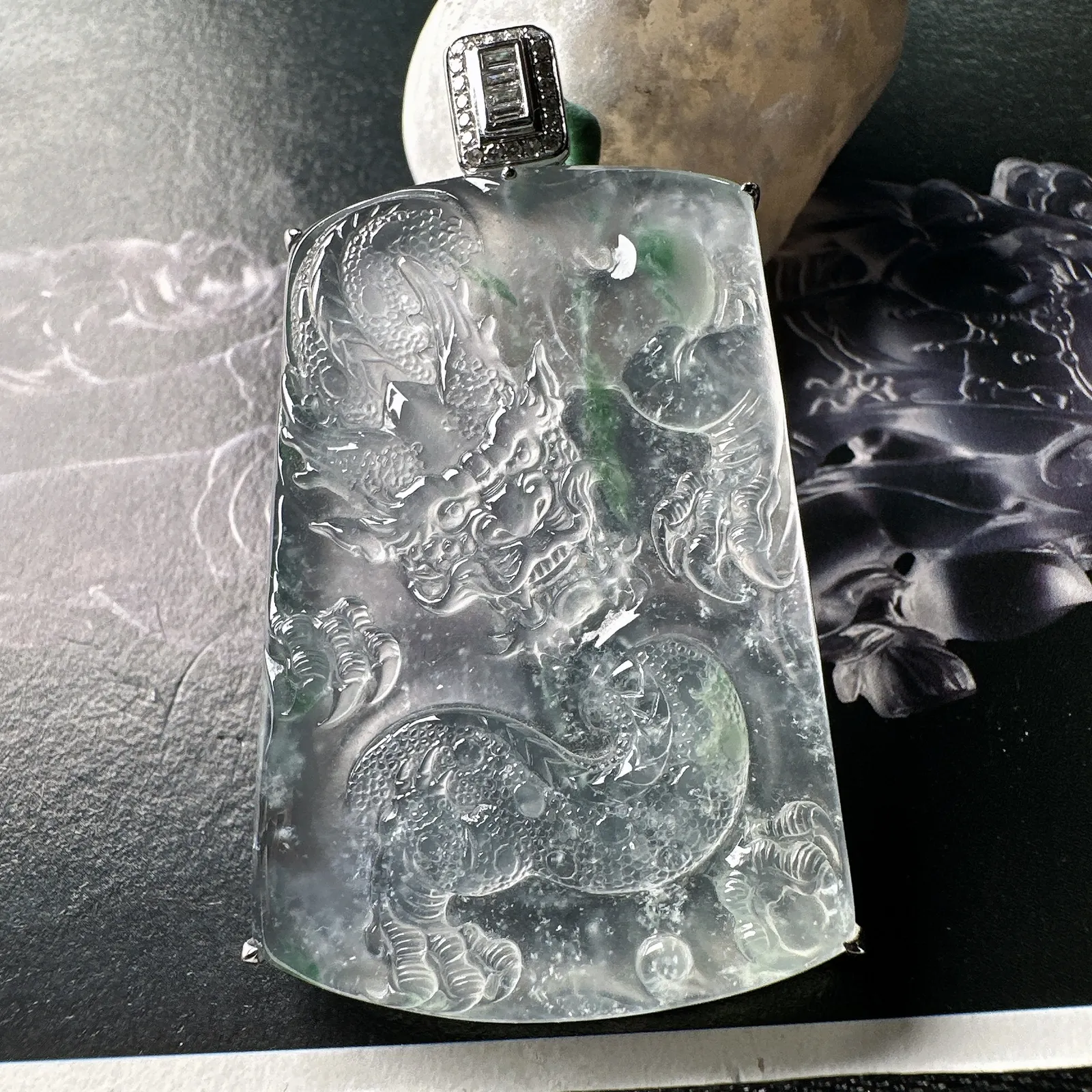 【玻璃种飘花龙牌】冰润细腻，冰感好，质地很不错。雕工精细，佩戴效果好，18k金钻镶嵌，裸石尺寸47.