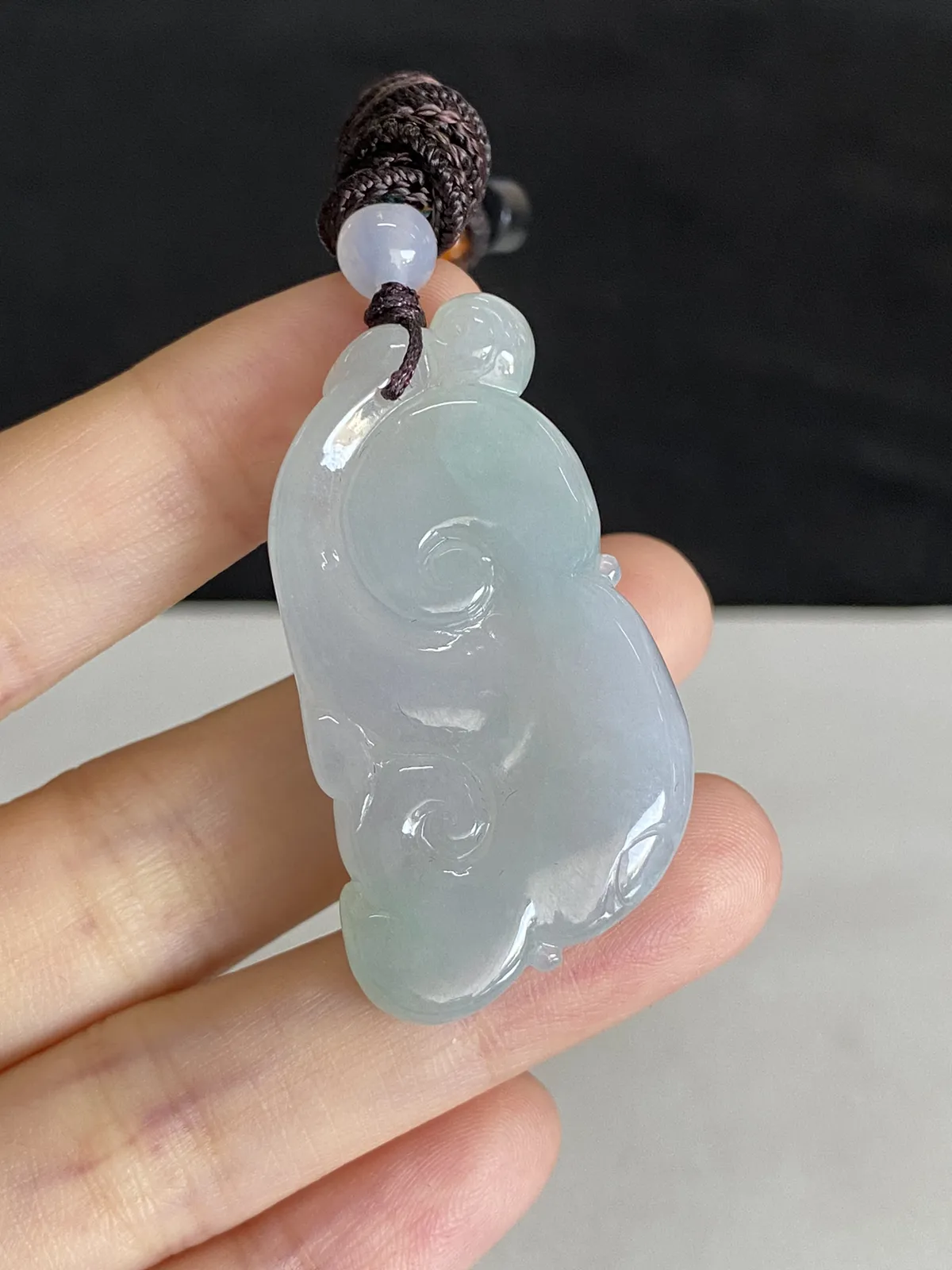 翡翠冰糯种淡绿色吊坠，配珠未测