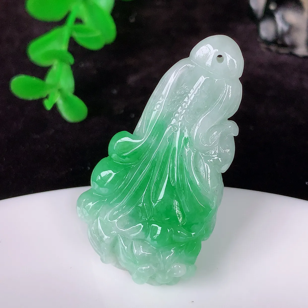 自然光实拍，冰润飘绿招百财翡翠白菜吊坠，百财聚来，财源滚滚，色泽鲜艳，精工水润的白菜， 性价比高！#1.19