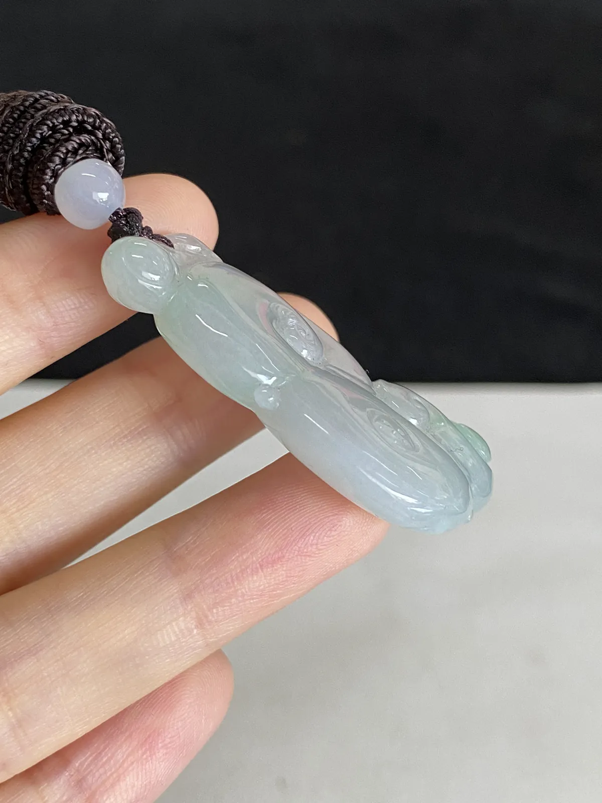 翡翠冰糯种淡绿色吊坠，配珠未测