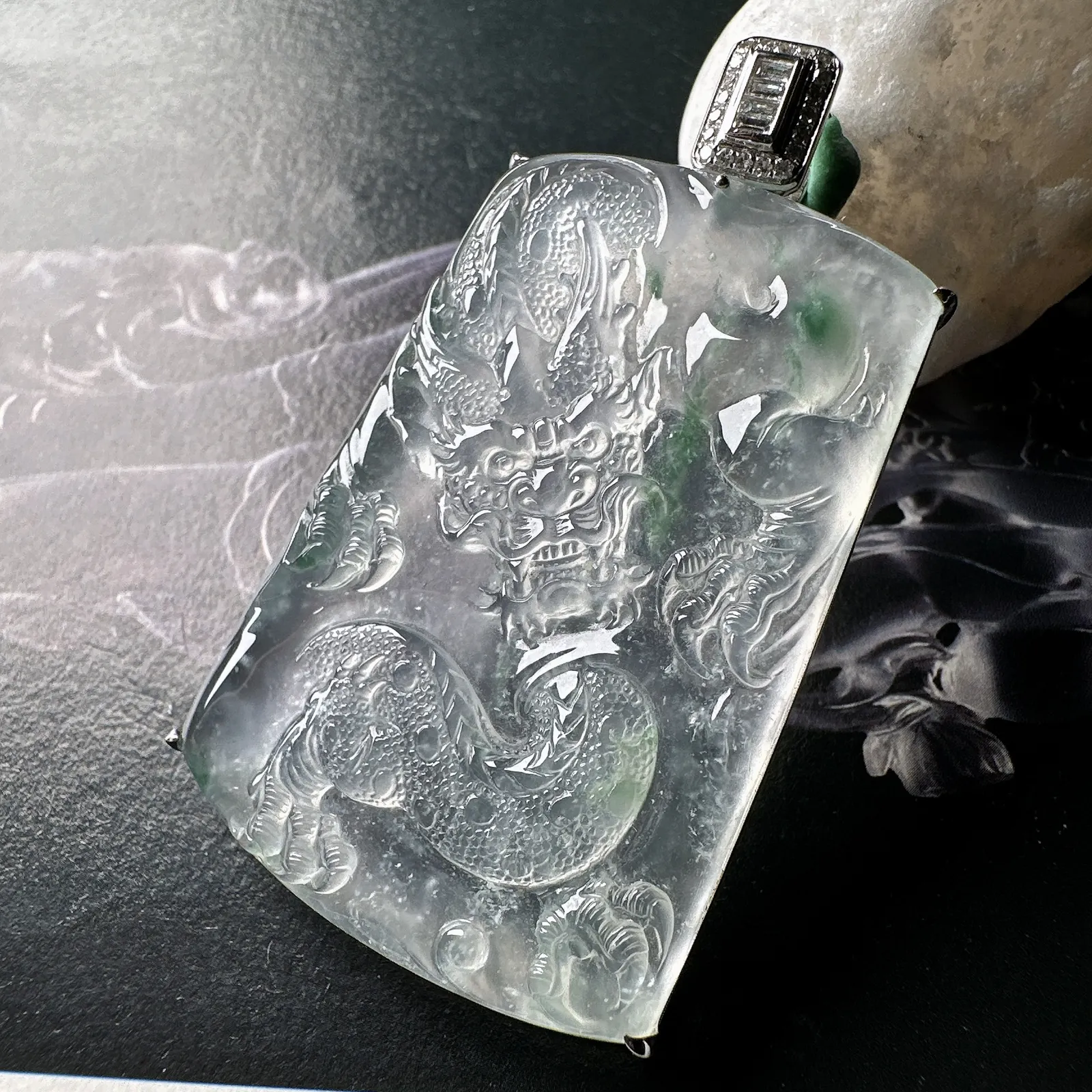 【玻璃种飘花龙牌】冰润细腻，冰感好，质地很不错。雕工精细，佩戴效果好，18k金钻镶嵌，裸石尺寸47.4*33.8*5.6毫米