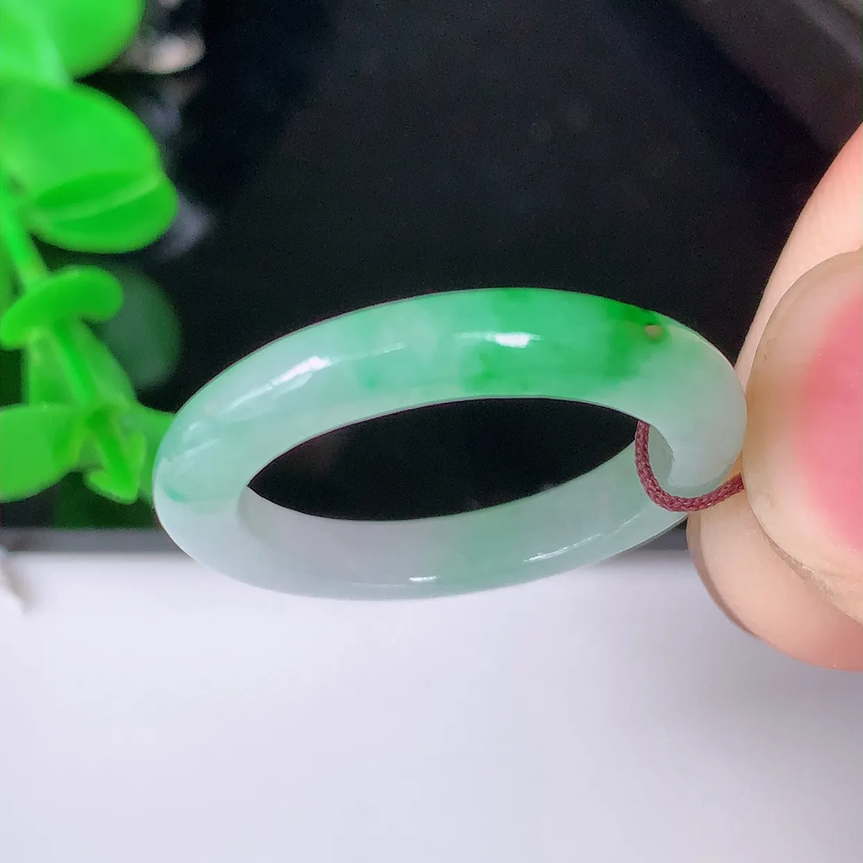 自然光实拍，17.8mm内径飘绿翡翠指环，玉戒指，玉质莹润，好精美好冰润的指环，16圈口， 上手纤巧！#1.19