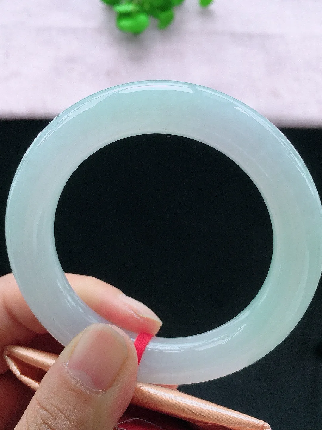 正圈55-56可戴，种老水足，尺寸54.6/11.5/11.5mm，白冰圆条翡翠手镯