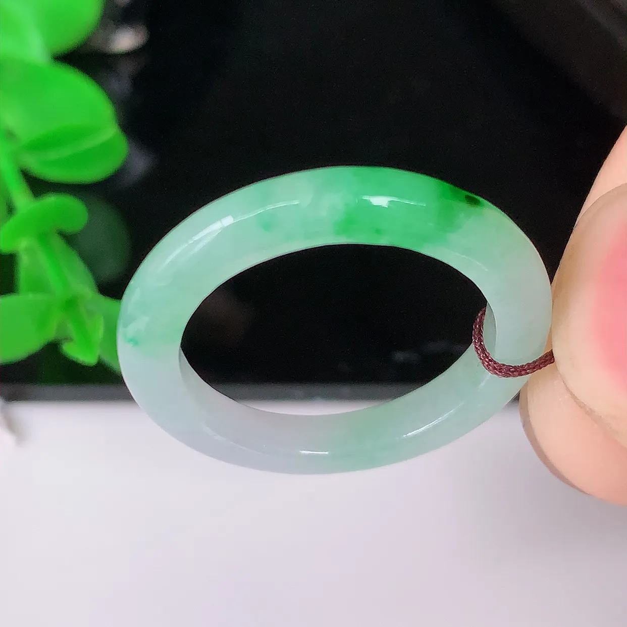 自然光实拍，17.8mm内径飘绿翡翠指环，玉戒指，玉质莹润，好精美好冰润的指环，16圈口， 上手纤巧！#1.19