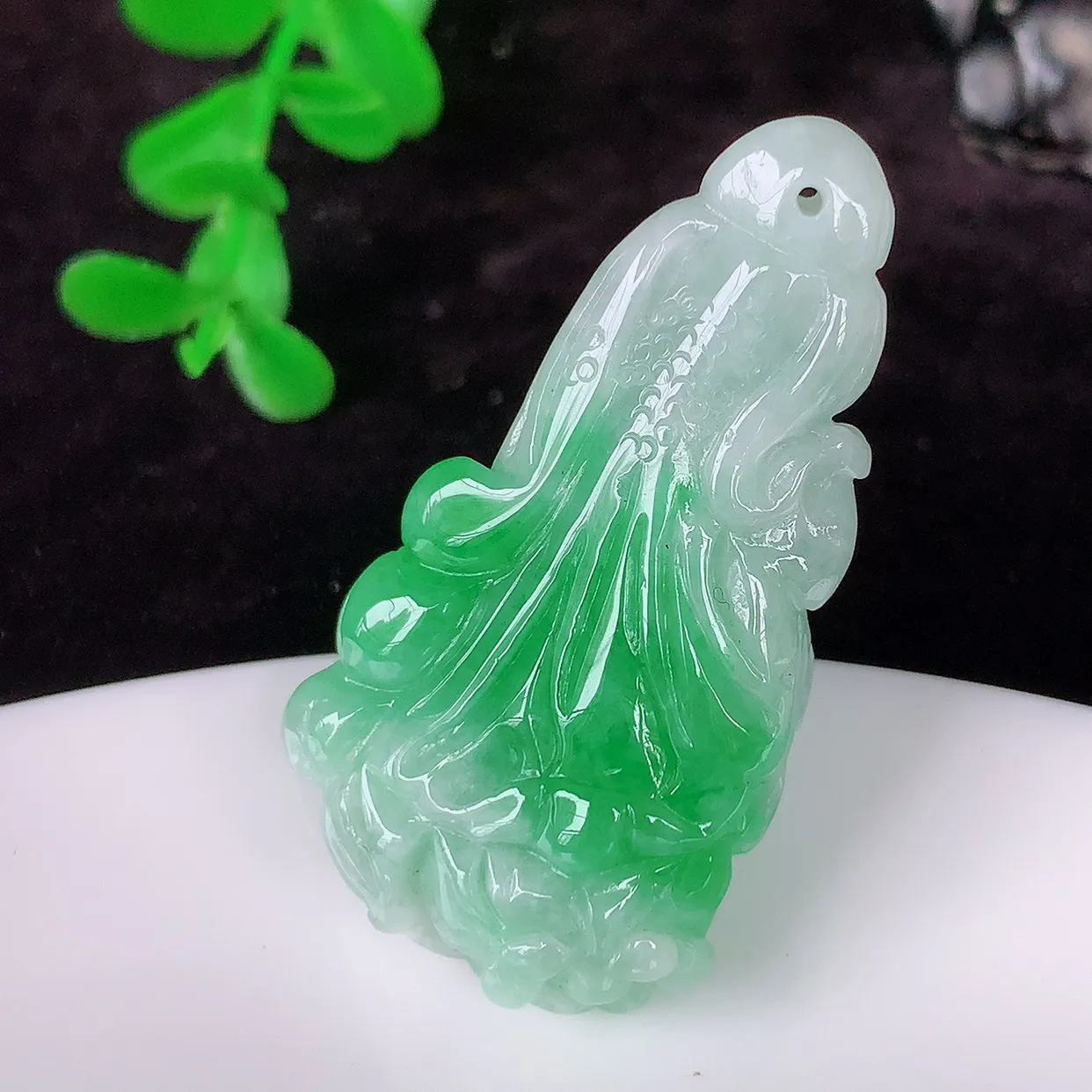 自然光实拍，冰润飘绿招百财翡翠白菜吊坠，百财聚来，财源滚滚，色泽鲜艳，精工水润的白菜， 性价比高！#1.19