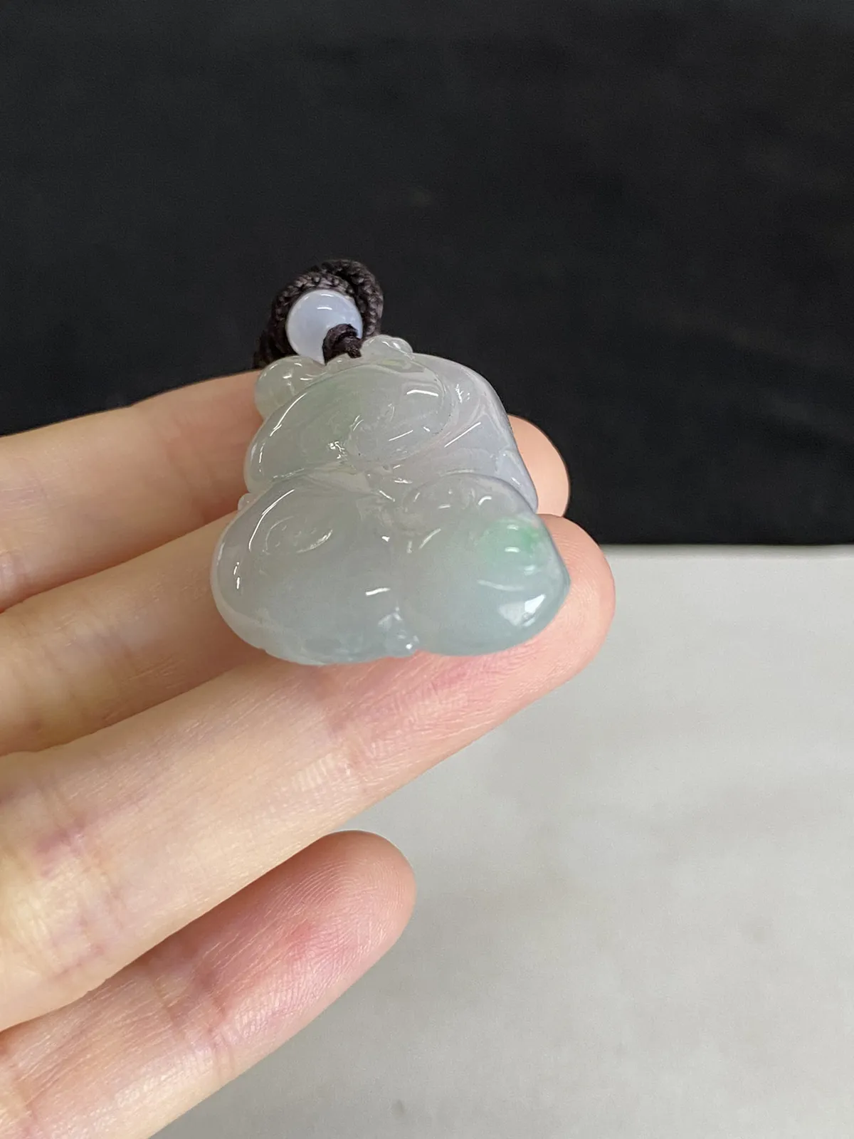 翡翠冰糯种淡绿色吊坠，配珠未测