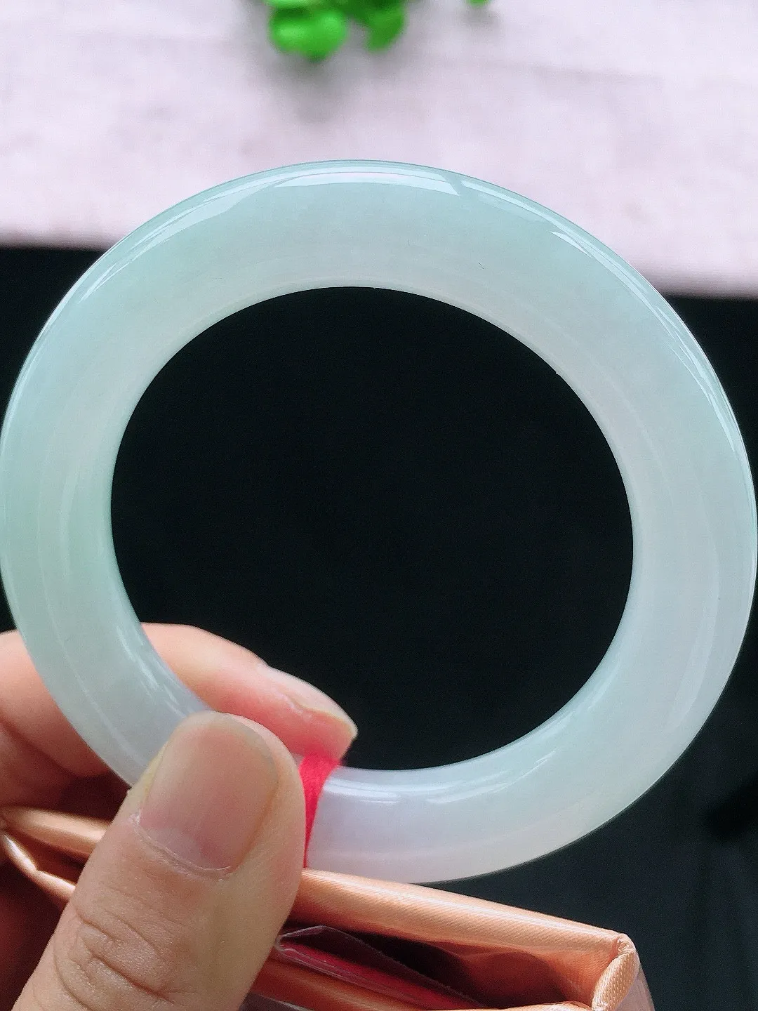 正圈55-56可戴，种老水足，尺寸54.6/11.5/11.5mm，白冰圆条翡翠手镯