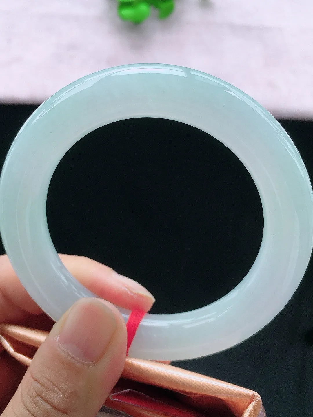 正圈55-56可戴，种老水足，尺寸54.6/11.5/11.5mm，白冰圆条翡翠手镯