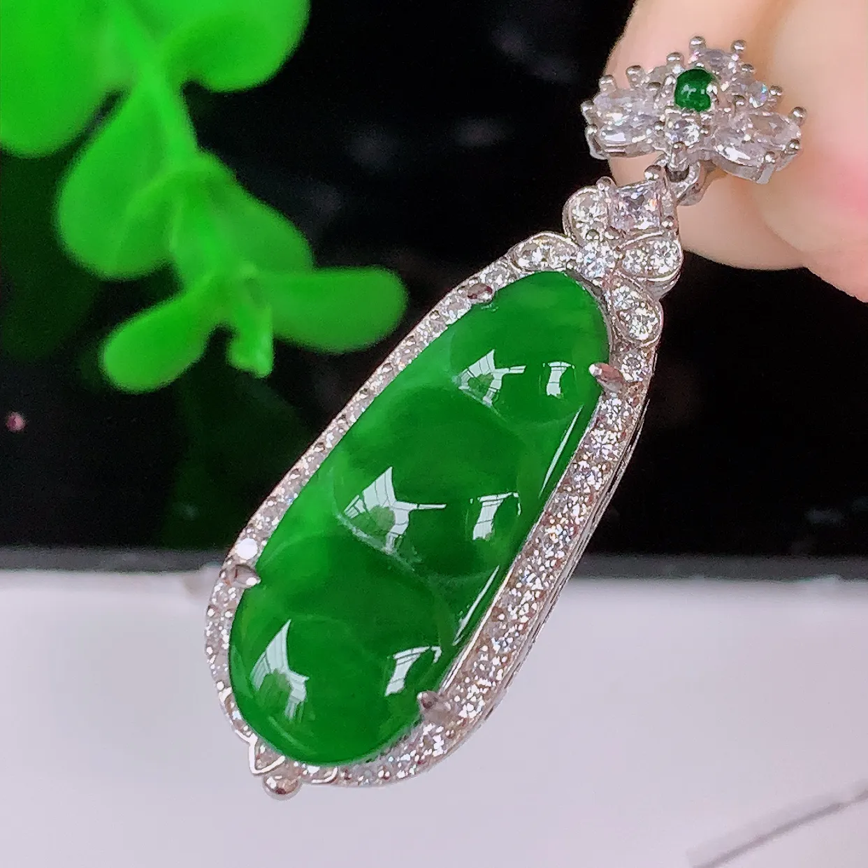 冰透满绿福豆翡翠925银镶嵌吊坠，自然光实拍，翠色灵动，颜色漂亮，种老水足，品相佳，佩戴佳品！#97.19整体36.5*12*7 裸石21*7.5