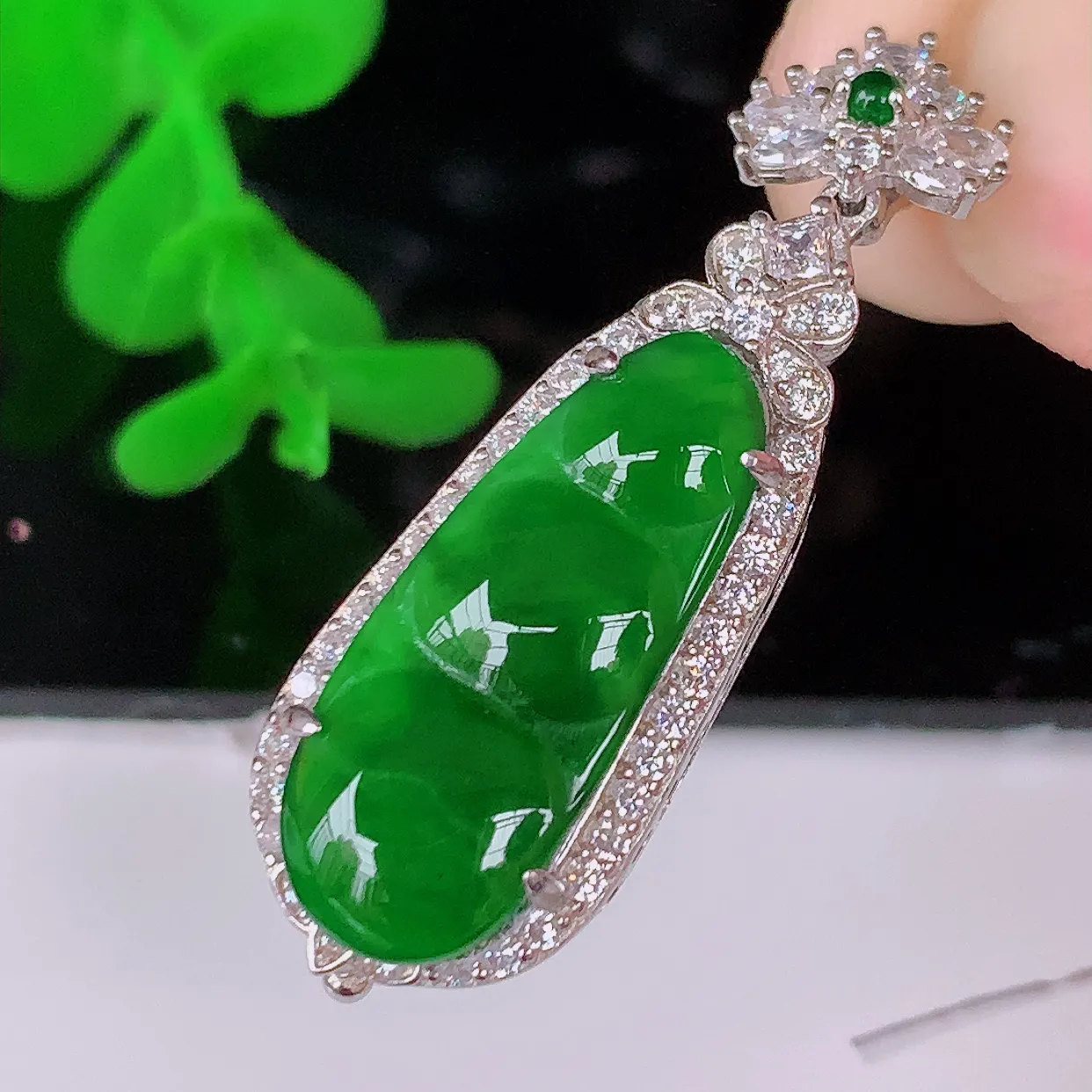 冰透满绿福豆翡翠925银镶嵌吊坠，自然光实拍，翠色灵动，颜色漂亮，种老水足，品相佳，佩戴佳品！#97.19整体36.5*12*7 裸石21*7.5