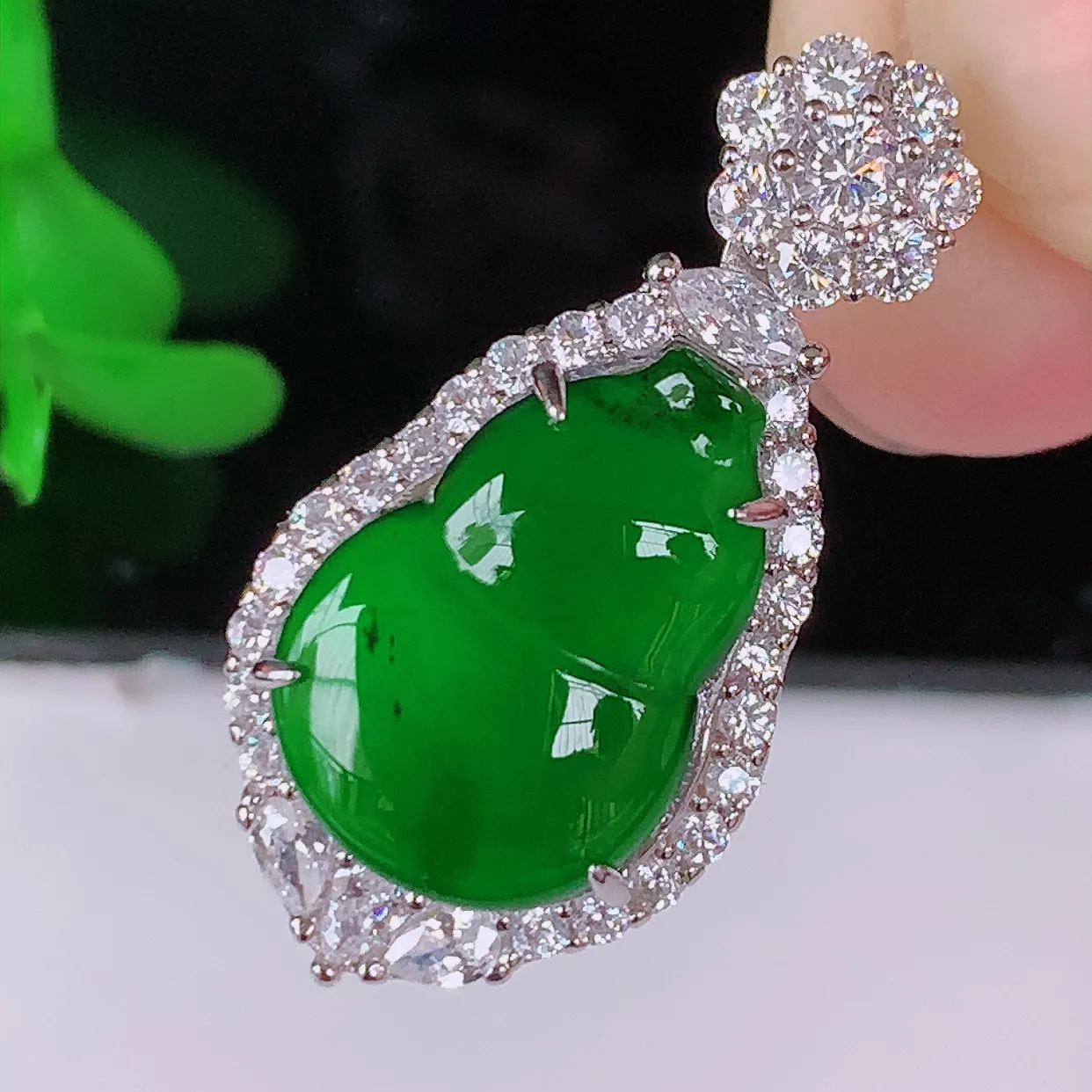 冰透满绿葫芦翡翠925银镶嵌吊坠，自然光实拍，翠色灵动，颜色漂亮，种老水足，品相佳，佩戴佳品！#97.19整体27*13.5*9.5 裸石14.5*10