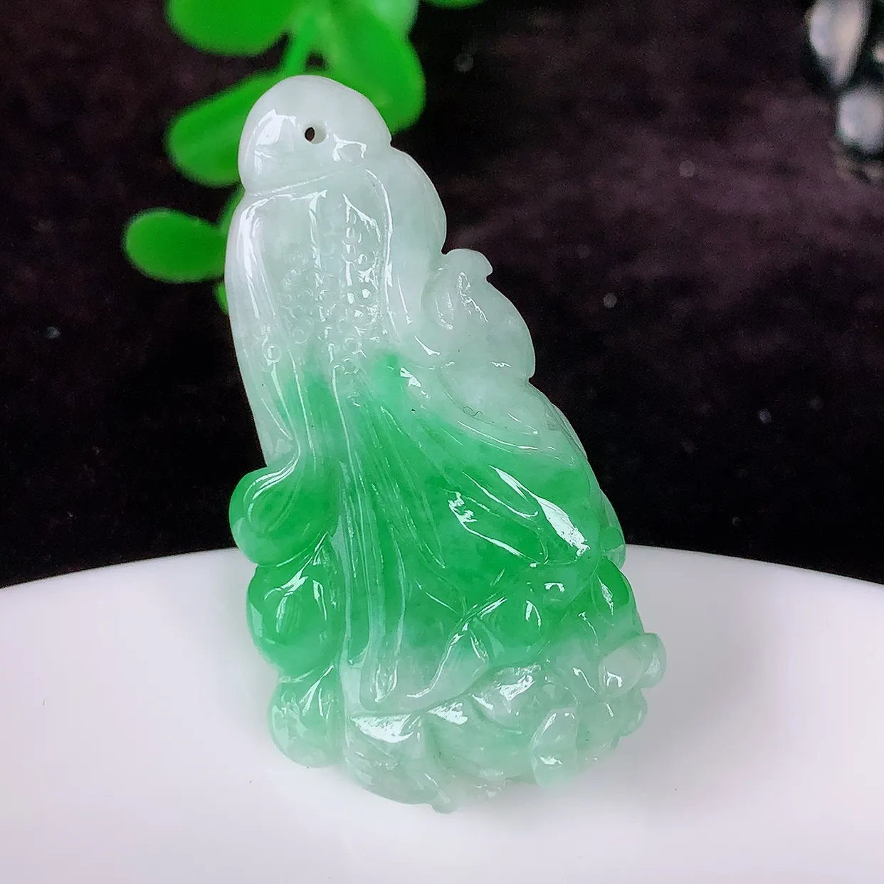 自然光实拍，冰润飘绿招百财翡翠白菜吊坠，百财聚来，财源滚滚，色泽鲜艳，精工水润的白菜， 性价比高！#1.19