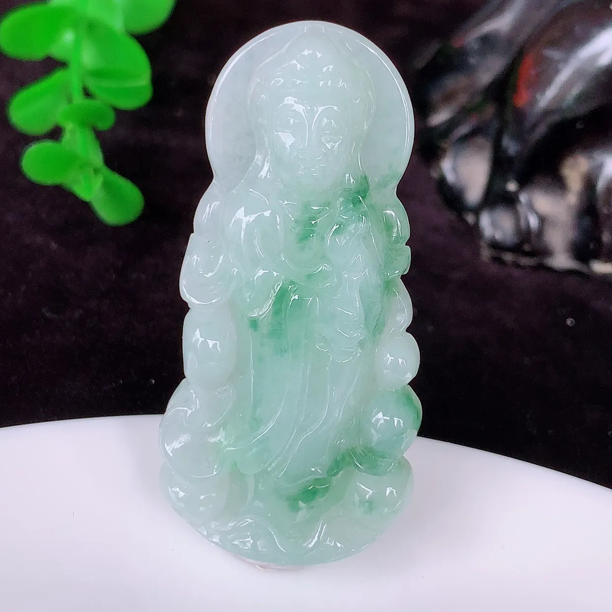 自然光实拍，冰润飘花观音吊坠，赐福翡翠观音，翠绿迷人，观音面相端庄， 佩戴时尚出众！#57.19