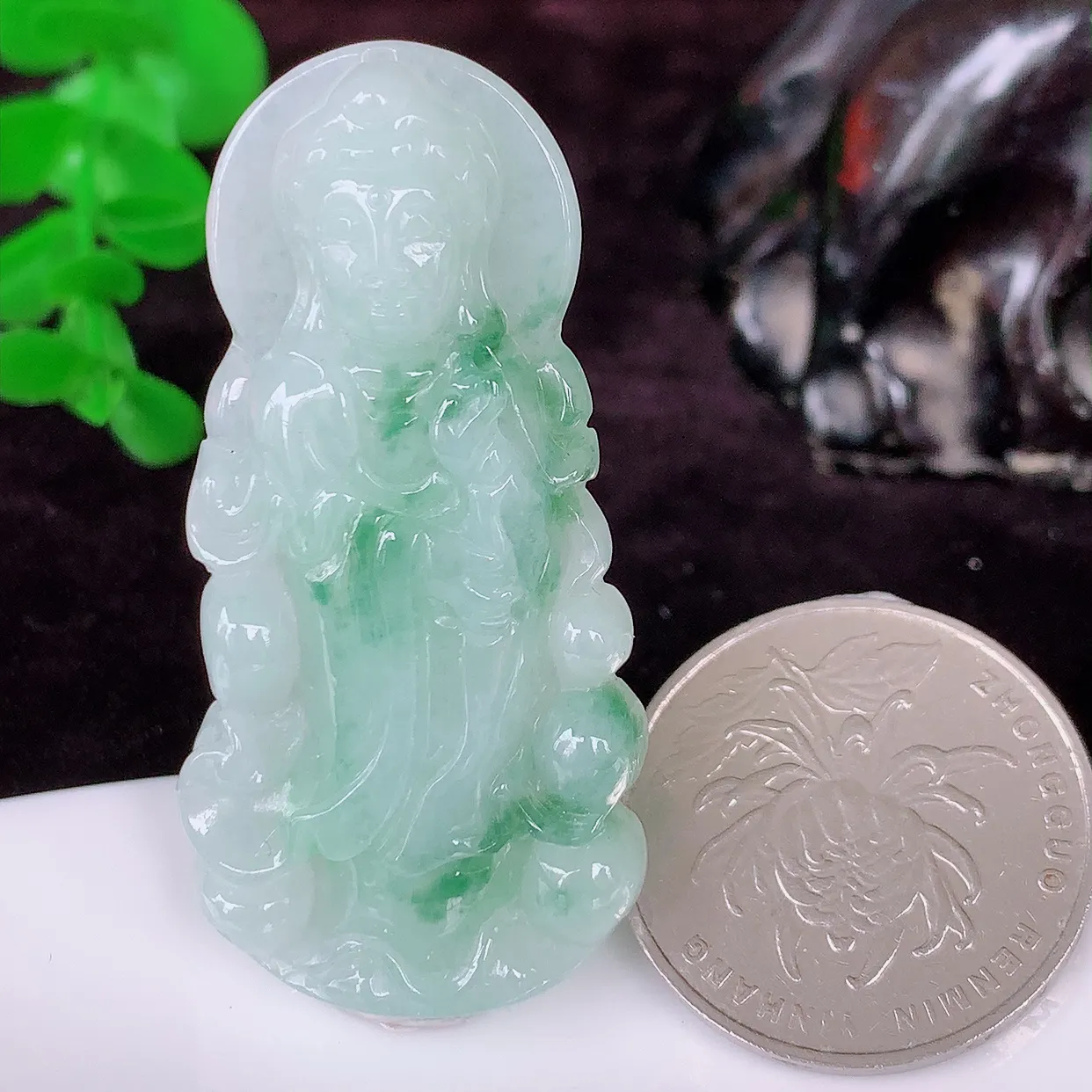 自然光实拍，冰润飘花观音吊坠，赐福翡翠观音，翠绿迷人，观音面相端庄， 佩戴时尚出众！#57.19