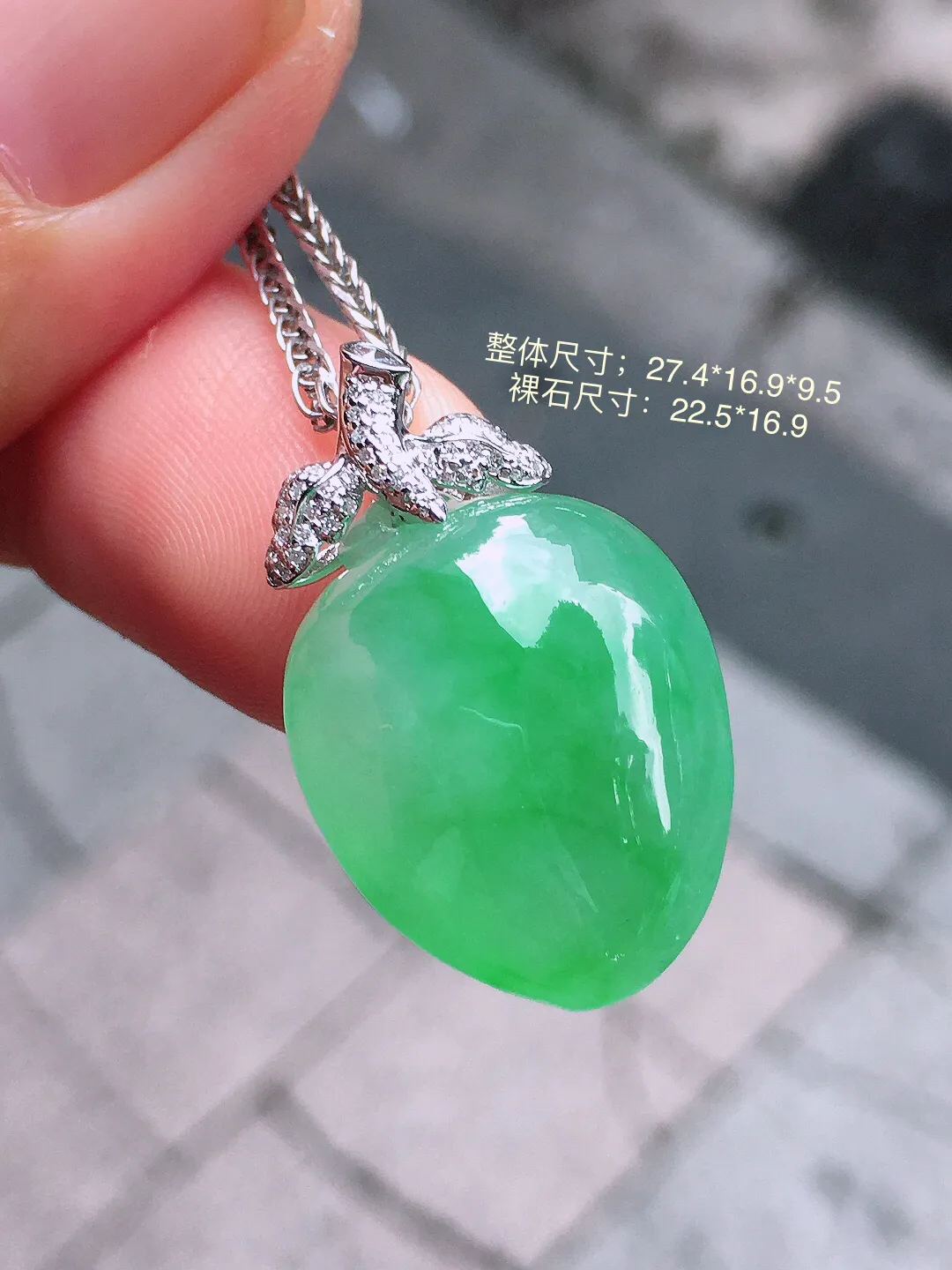 阳绿福瓜吊坠，色泽艳丽，玉质细腻，荧光感超
强，饱满圆润，气质满满。18k
金豪华镶嵌