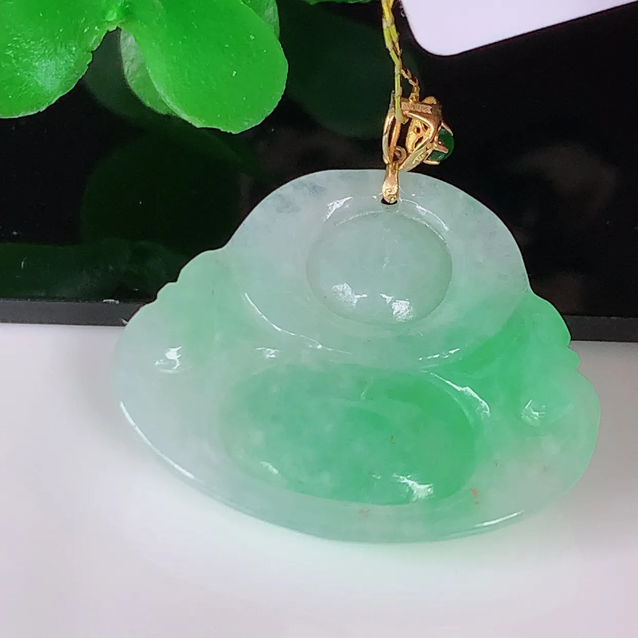 18K金镶嵌冰润飘绿翡翠佛公吊坠，翡翠笑佛，饱满，开脸喜庆， 配戴优雅迷人！#57.19