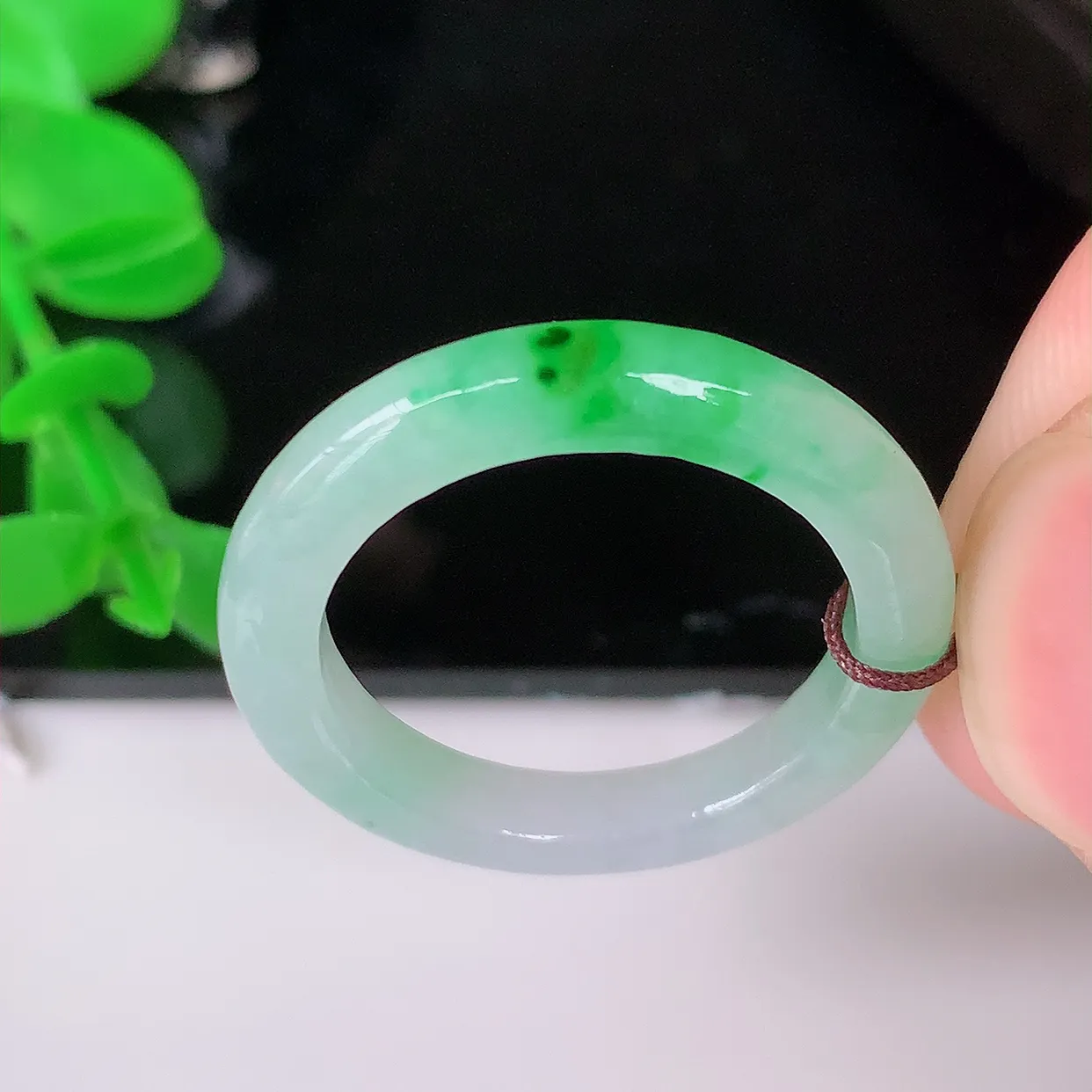 自然光实拍，17.8mm内径飘绿翡翠指环，玉戒指，玉质莹润，好精美好冰润的指环，16圈口， 上手纤巧！#1.19