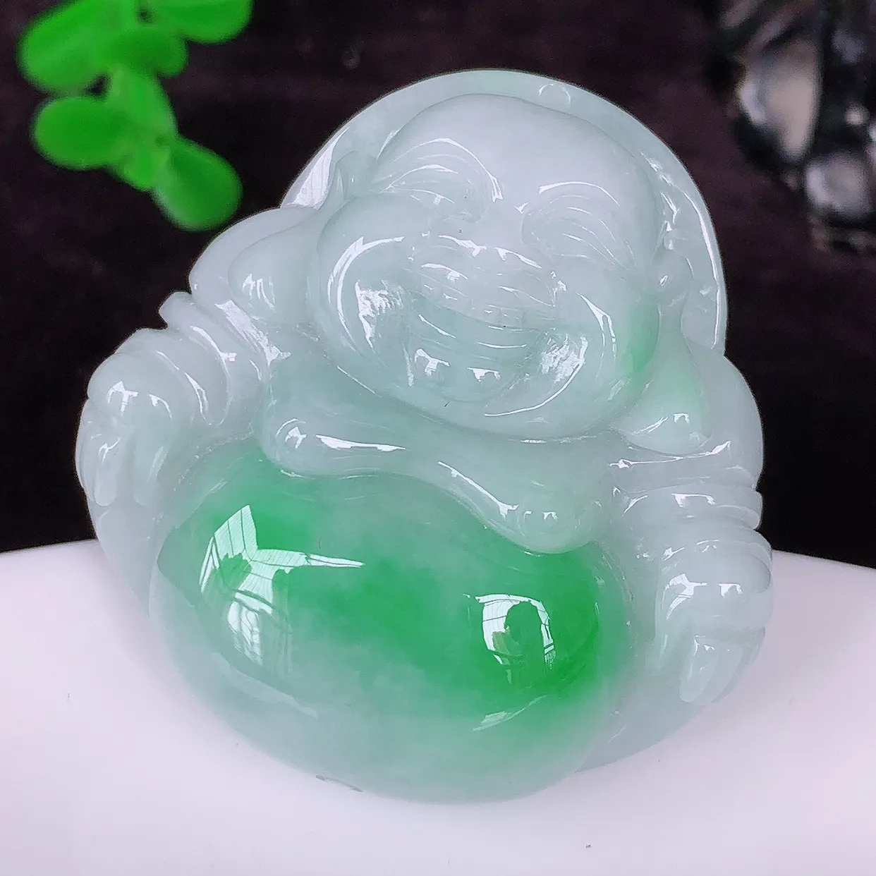 自然光实拍，大件饱满飘绿翡翠佛公吊坠，饱满， 佛公亦保平安，寓意有福（佛公）相伴， 配戴优雅迷人！#57.19