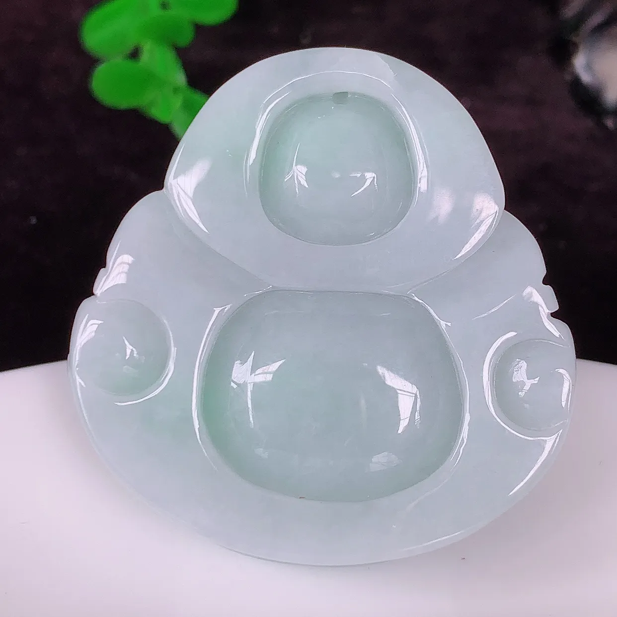 自然光实拍，大件饱满飘绿翡翠佛公吊坠，饱满， 佛公亦保平安，寓意有福（佛公）相伴， 配戴优雅迷人！#57.19