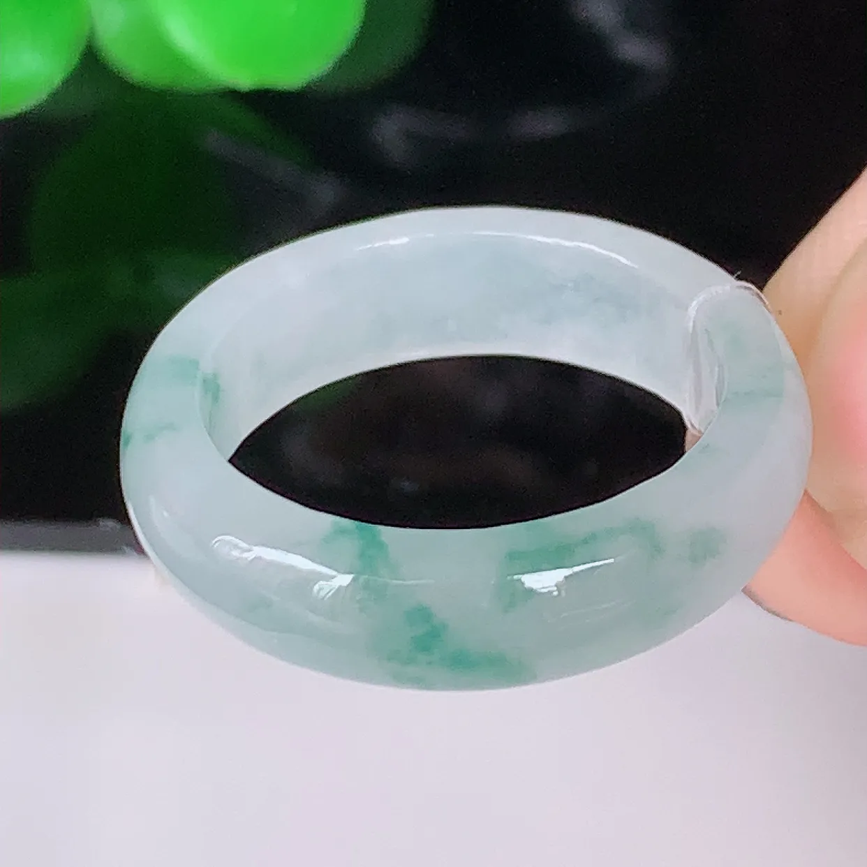 自然光实拍，18mm内径冰飘花翡翠指环，玉戒指，玉质莹润， 好精美好冰润的指环，17圈口，上手纤巧！