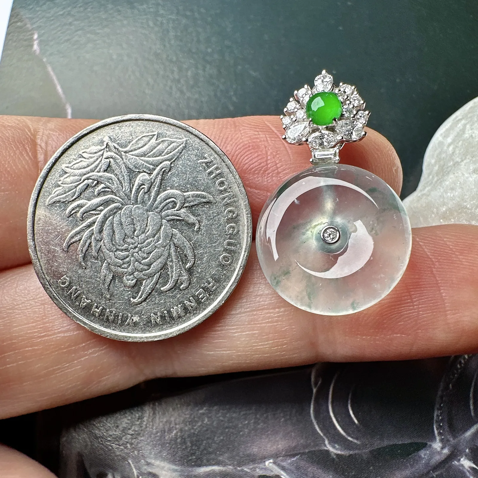 【玻璃种飘花平安扣】起光的料子，晶莹剔透，厚度上乘，佩戴佳品。18k金钻镶嵌，裸石尺寸15.9*5.8毫米