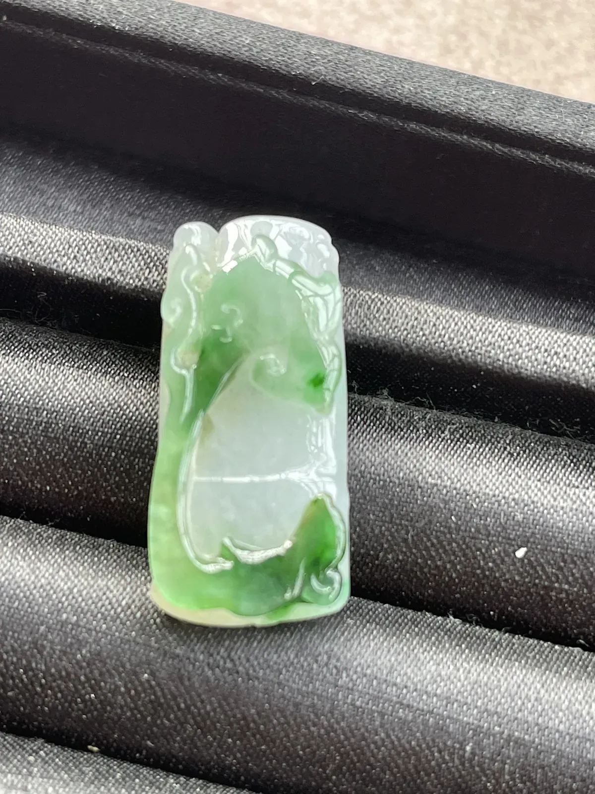 缅甸翡翠A货，步步高升，上身效果非常棒，一生平安，健康快乐，